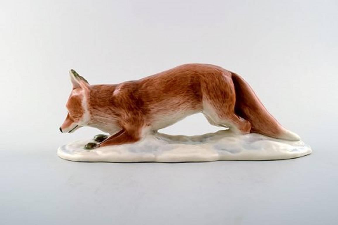 Rare figure Royal Copenhagen:: Fox. 
Conception : Harald Wiberg
Décoration numéro 373. 
Première usine. 
Mesures : Hauteur 8 cm:: longueur 21::5 cm. 
En parfait état.