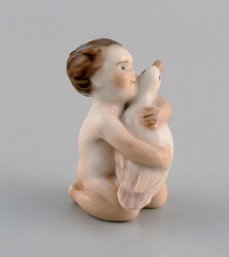 Rare Royal Copenhagen porcelain figure. Girl with duck. Model number 2332.
Measures: 6 x 4.5 cm.
In excellent condition.
Stamped.
1st factory quality.