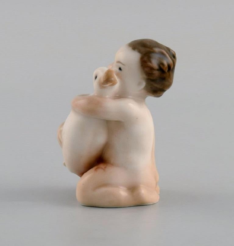 Seltene königliche Kopenhagener Porzellanfigur, Mädchen mit Ente, Modellnummer 2332 (Dänisch) im Angebot