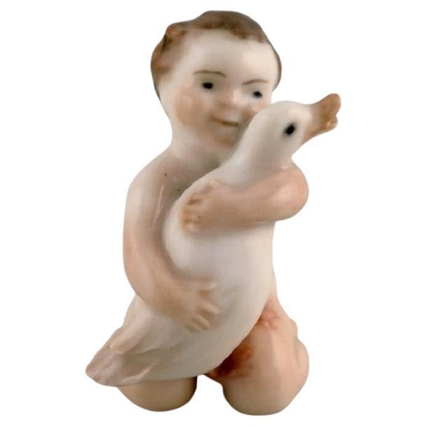 Rare figurine en porcelaine Royal Copenhagen, fille avec canard, numéro de modèle 2332