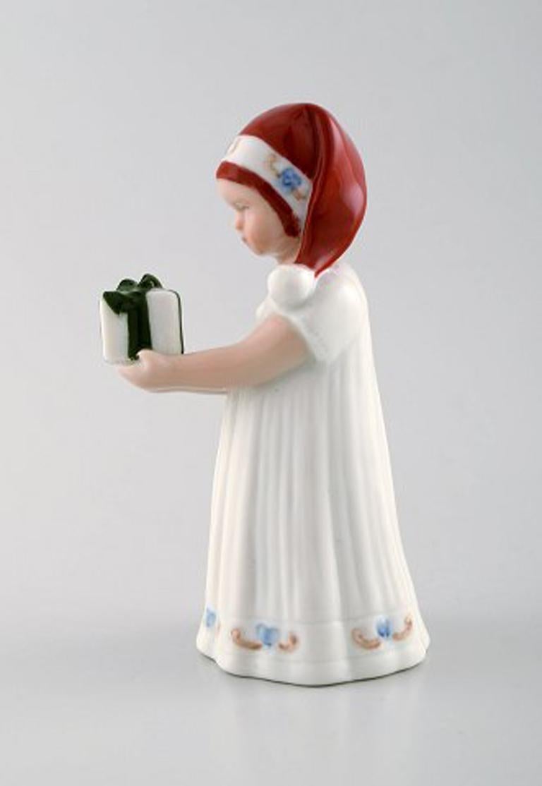 Rare Royal Copenhagen porcelain figurine. Girl with Christmas present. Model number 091.
In perfect condition. 1st factory quality.
Measures: 13.5 x 8 cm.
Stamped.