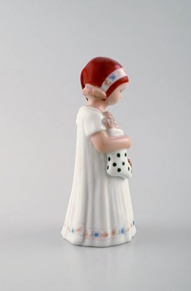 Rare Royal Copenhagen porcelain figurine. Girl with Christmas stocking and gingerbread man. Model number 093.
In perfect condition. 1st factory quality.
Measures: 13.5 x 6 cm.
Stamped.