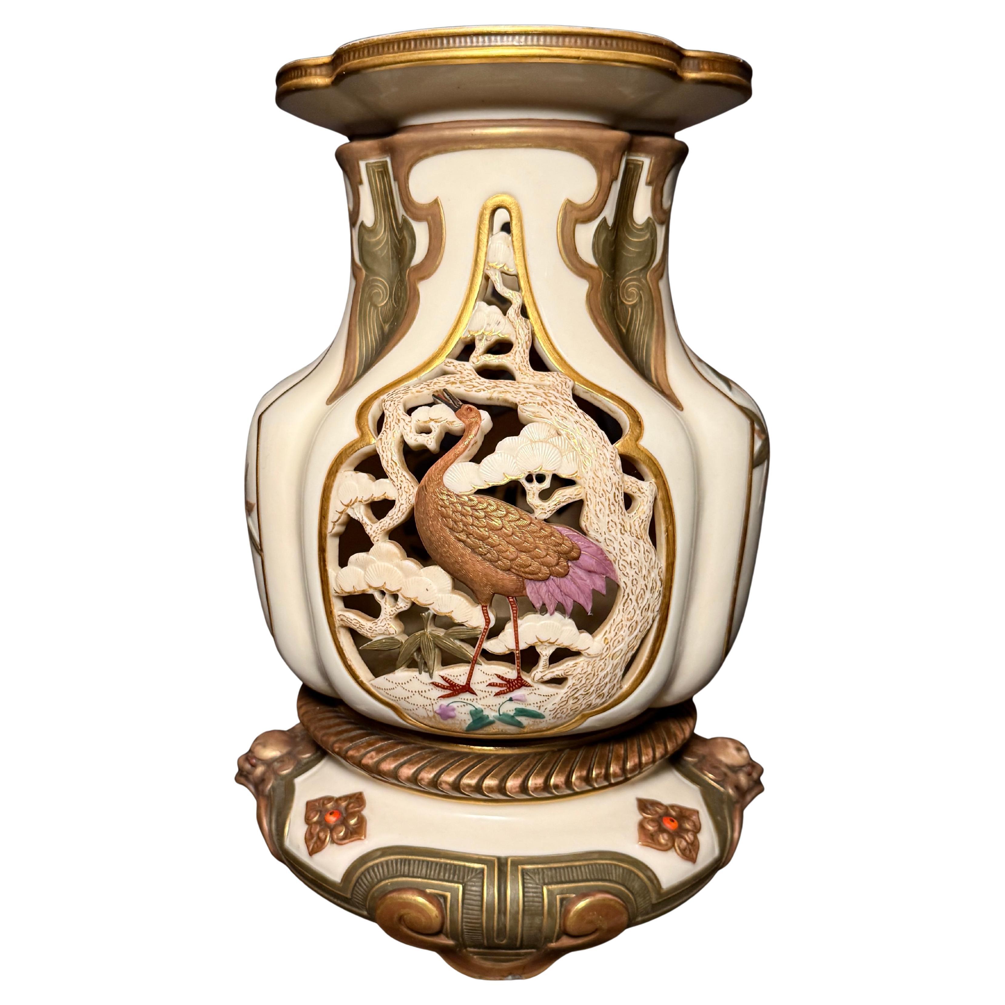 Rare vase figuratif réticulé de Royal Worcester Aesthetic Movement