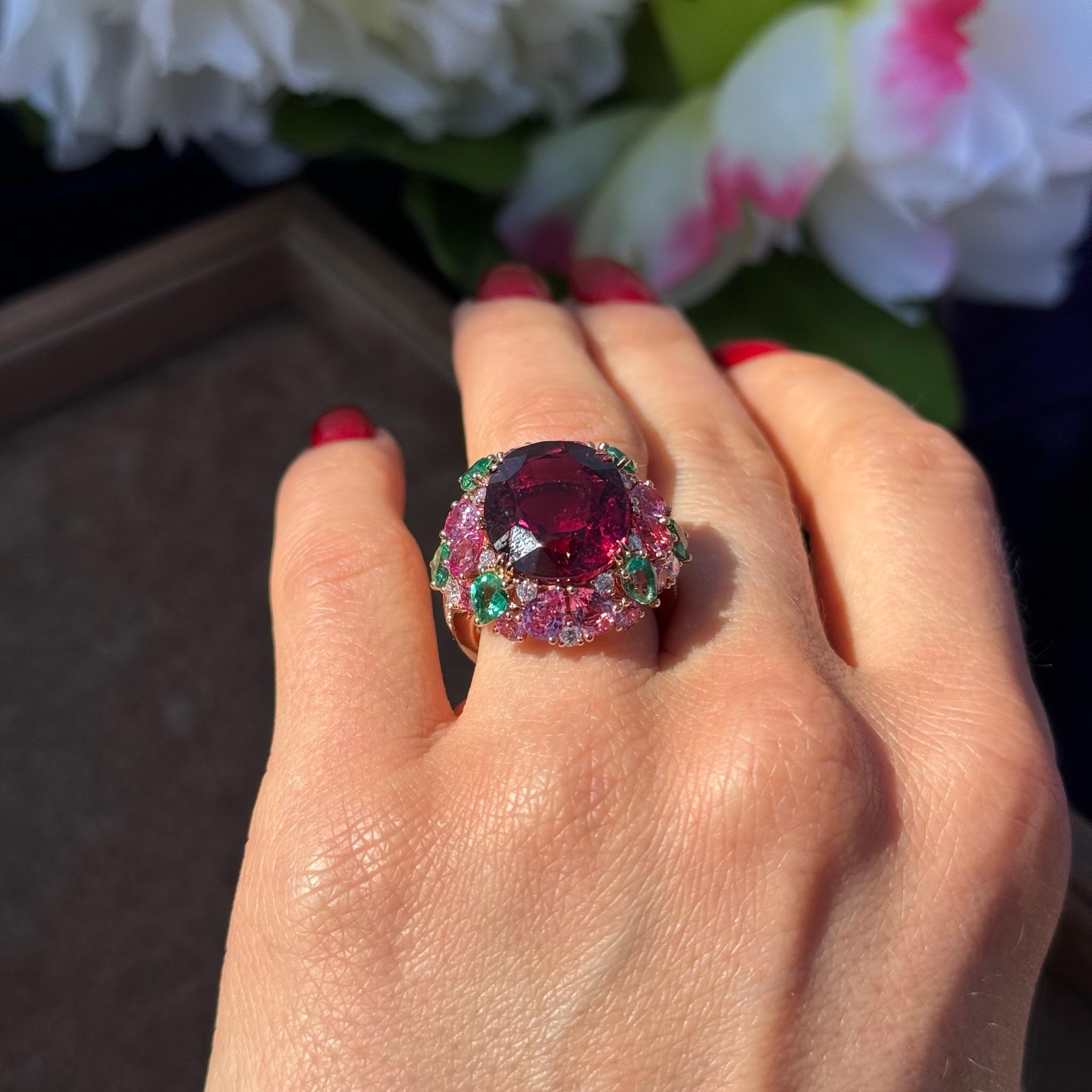 Rare Ruby Pink Sapphire Emerald Diamond 18K yellow Gold Ring For Her In New Condition For Sale In Montreux, CH