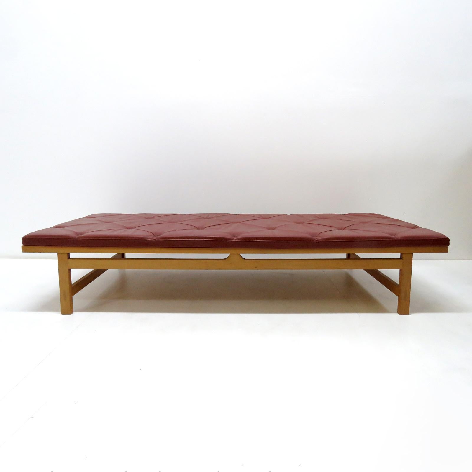 Superbe et rare lit de jour conçu par Rud Thygesen & Johnny Sørensen pour Botium en 1989, cadre en bois de cerisier avec dossier en osier français et coussin d'assise en cuir touffeté rouge, marron et bordeaux, faisant partie de la série 'King'