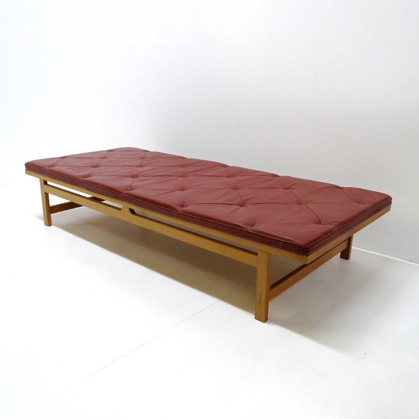 Scandinave moderne Lit de repos rare Rud Thygesen et Johnny Sørensen ''Kings Series''. en vente