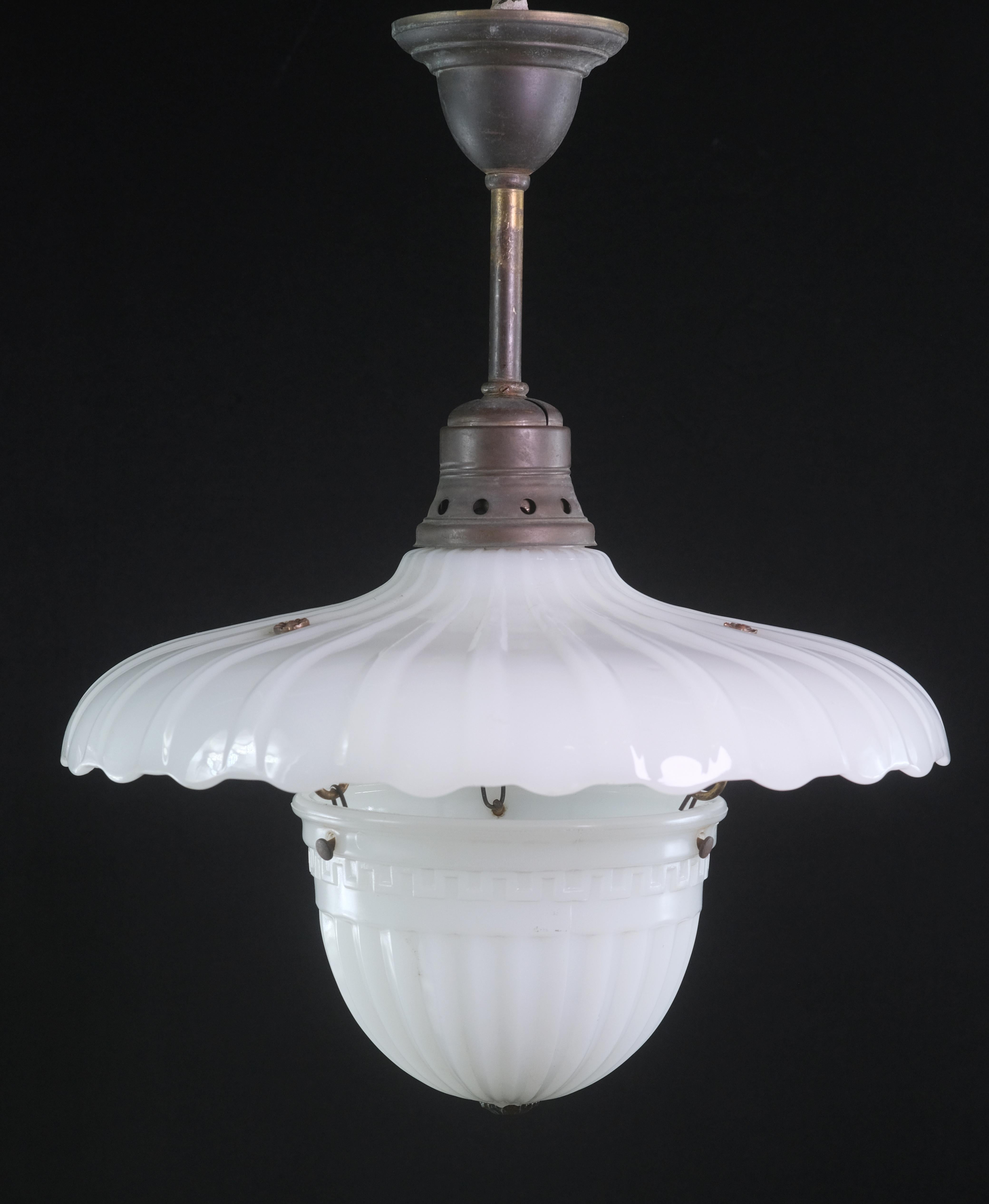 Rara lámpara blanca acanalada de cristal de leche completa con el accesorio original de latón, el plato de cristal ondulado y el cuenco de la década de 1910. Limpiado y restaurado. Pequeña cantidad disponible en el momento de la publicación.