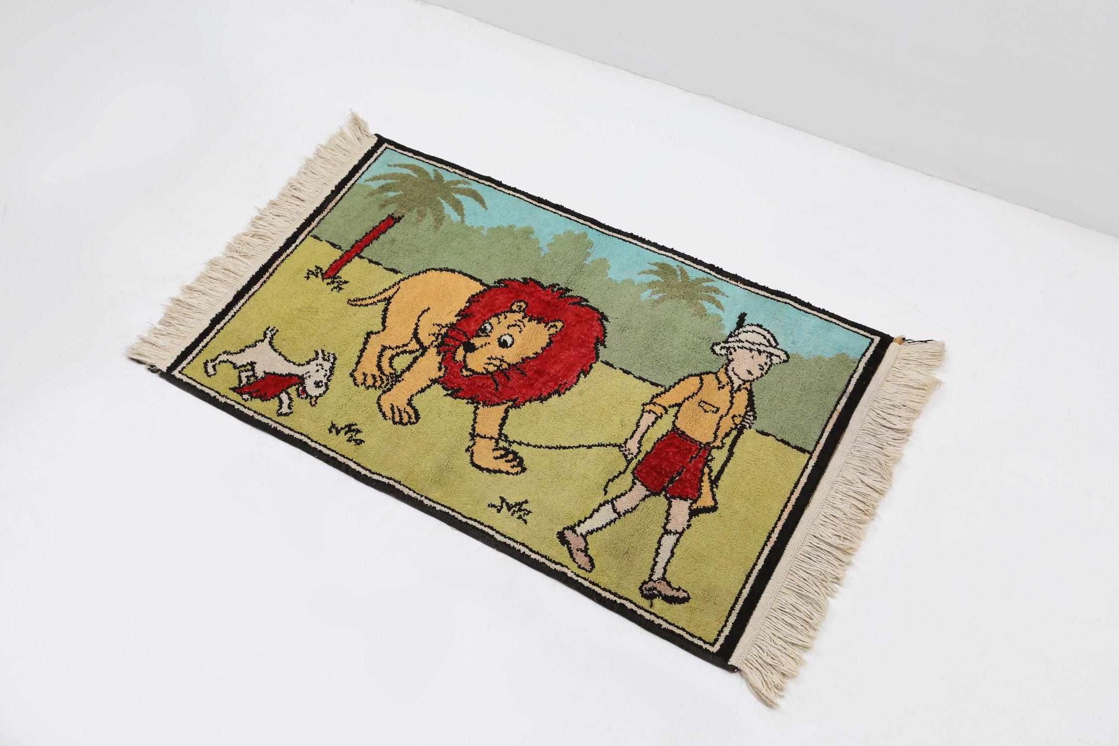 Bélgica / 1950 / Alfombra Tintín / tela / Vintage / Mitad de siglo

Rara alfombra de Tintín en África. Esta alfombra única presenta un llamativo diseño de un león, Tintín y su perro Bobby paseando. Los intrincados detalles y los vibrantes colores