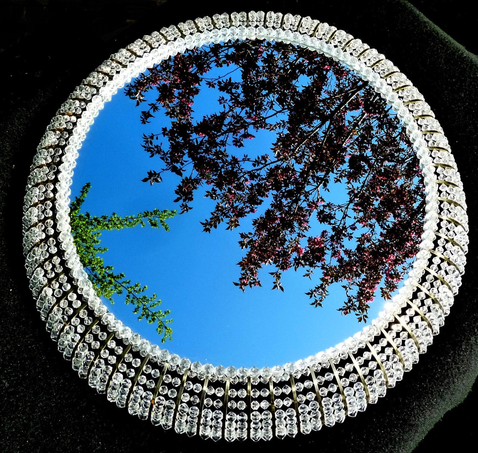 Rupert Nikoll Vienna grand miroir fleuri illuminé 1950's.

Miroir lumineux spectaculaire - 8 lumières (e14) perles acryliques & laiton, corps en aluminium 50s 60s.

Notre petite Collection autrichienne présente quelques pièces du fabricant
