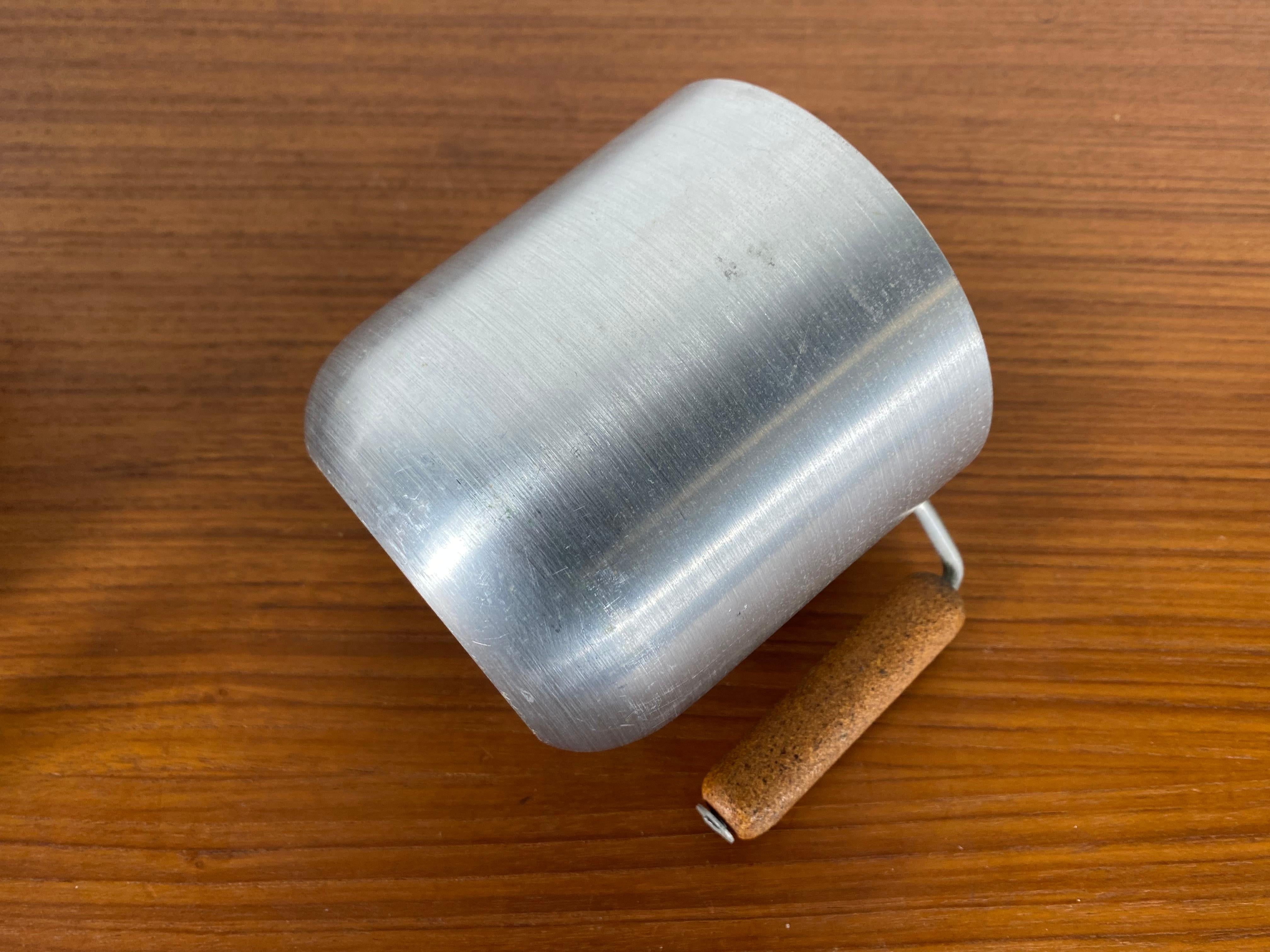 Mid-Century Modern Rare ensemble de gobelets / tasses Russel Wright en aluminium filé et liège '8' en vente