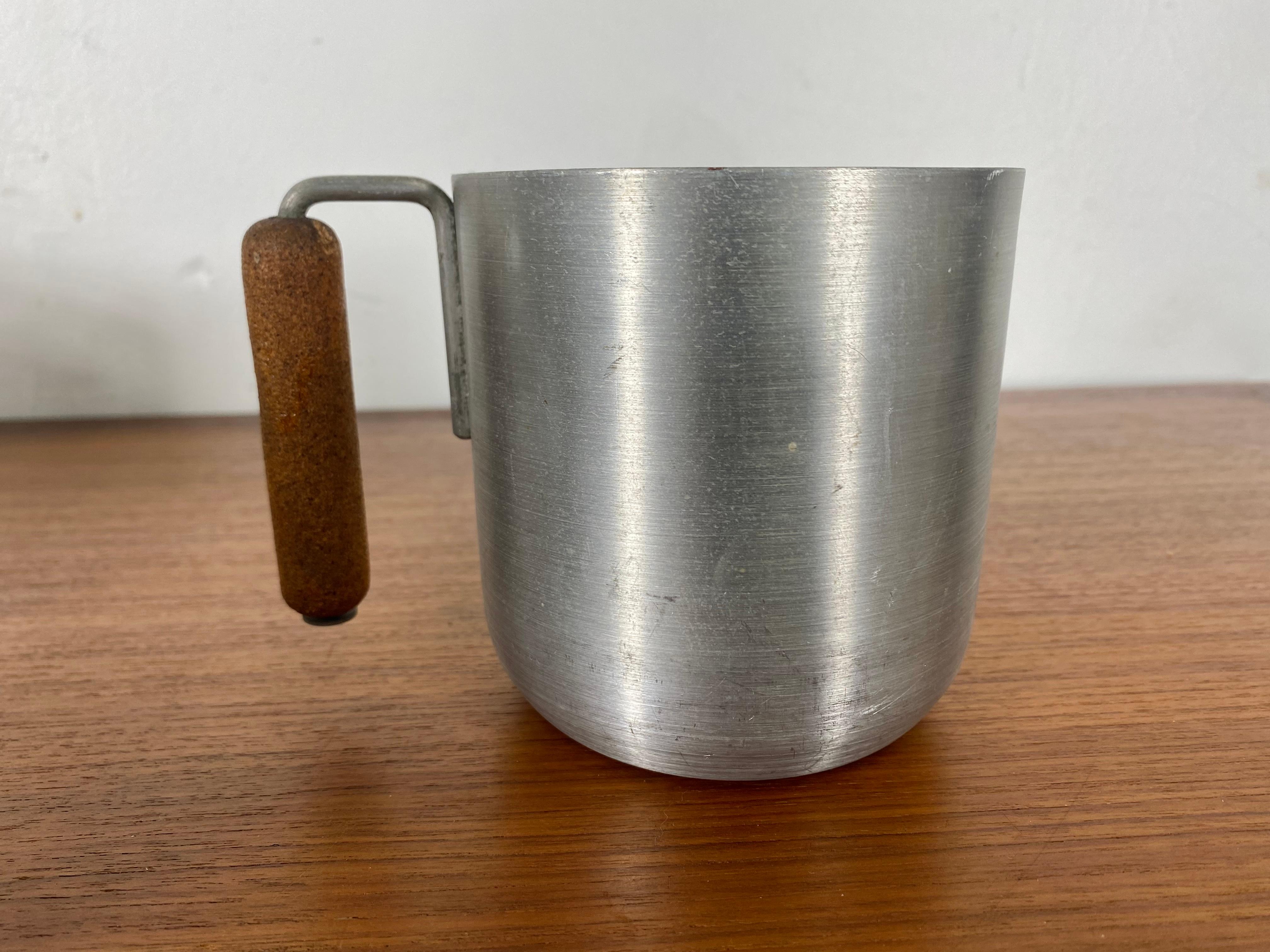 Rare ensemble de gobelets / tasses Russel Wright en aluminium filé et liège '8' Bon état - En vente à Buffalo, NY