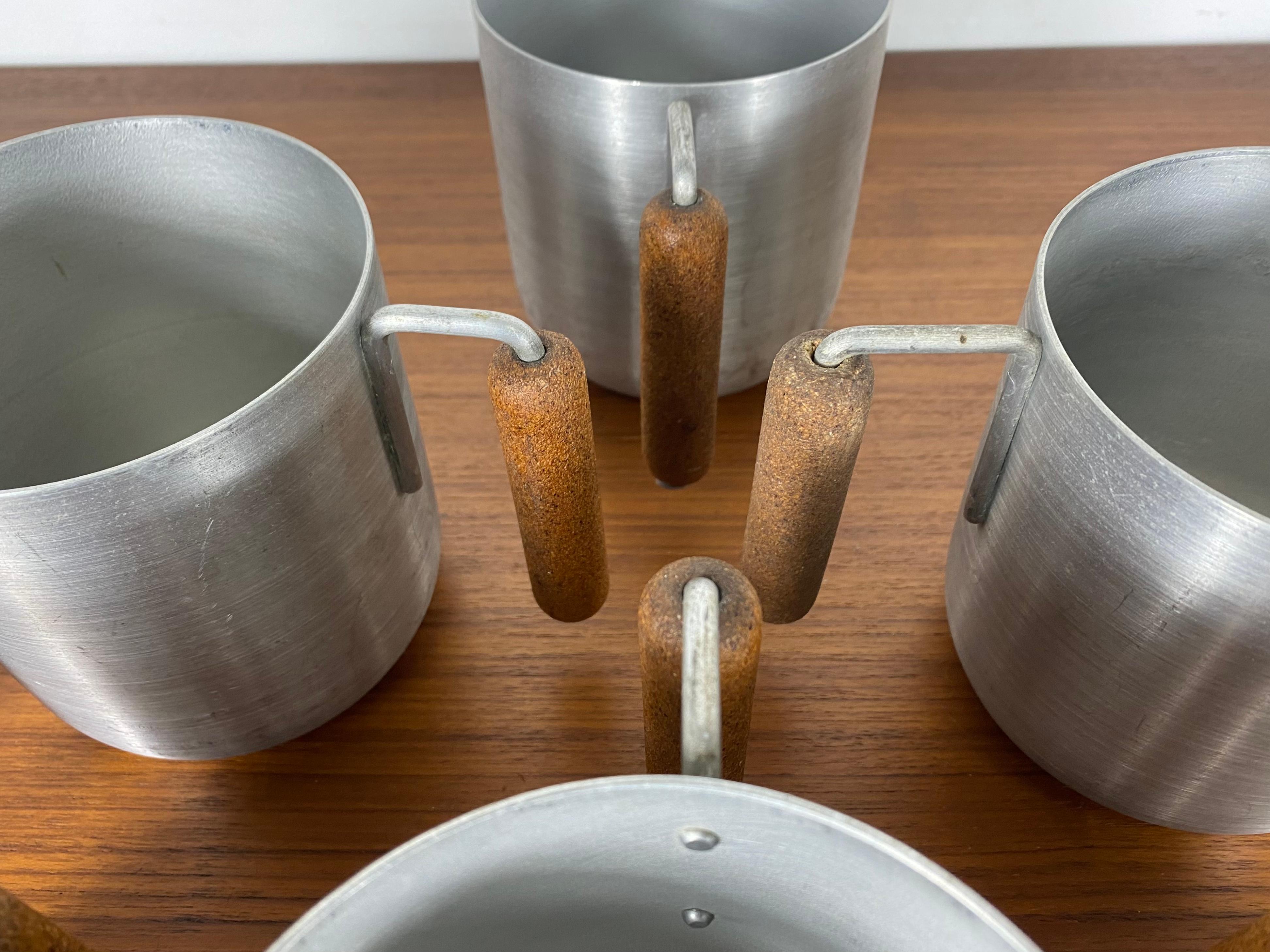 Milieu du XXe siècle Rare ensemble de gobelets / tasses Russel Wright en aluminium filé et liège '8' en vente