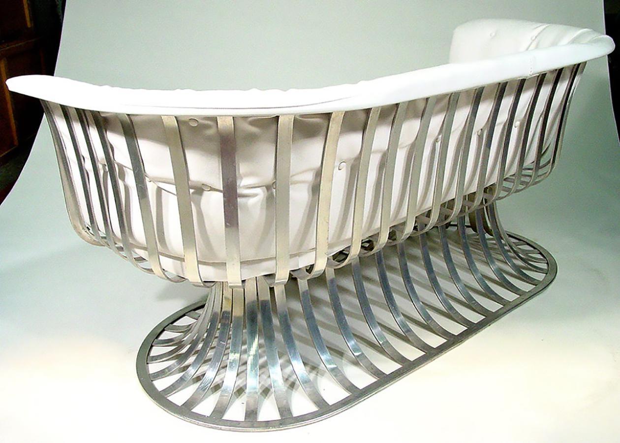 Rare Russell Woodard Extruded Aluminum Outdoor/Patio Table and Lounge Chair Set In Excellent Condition In Van Nuys, CA