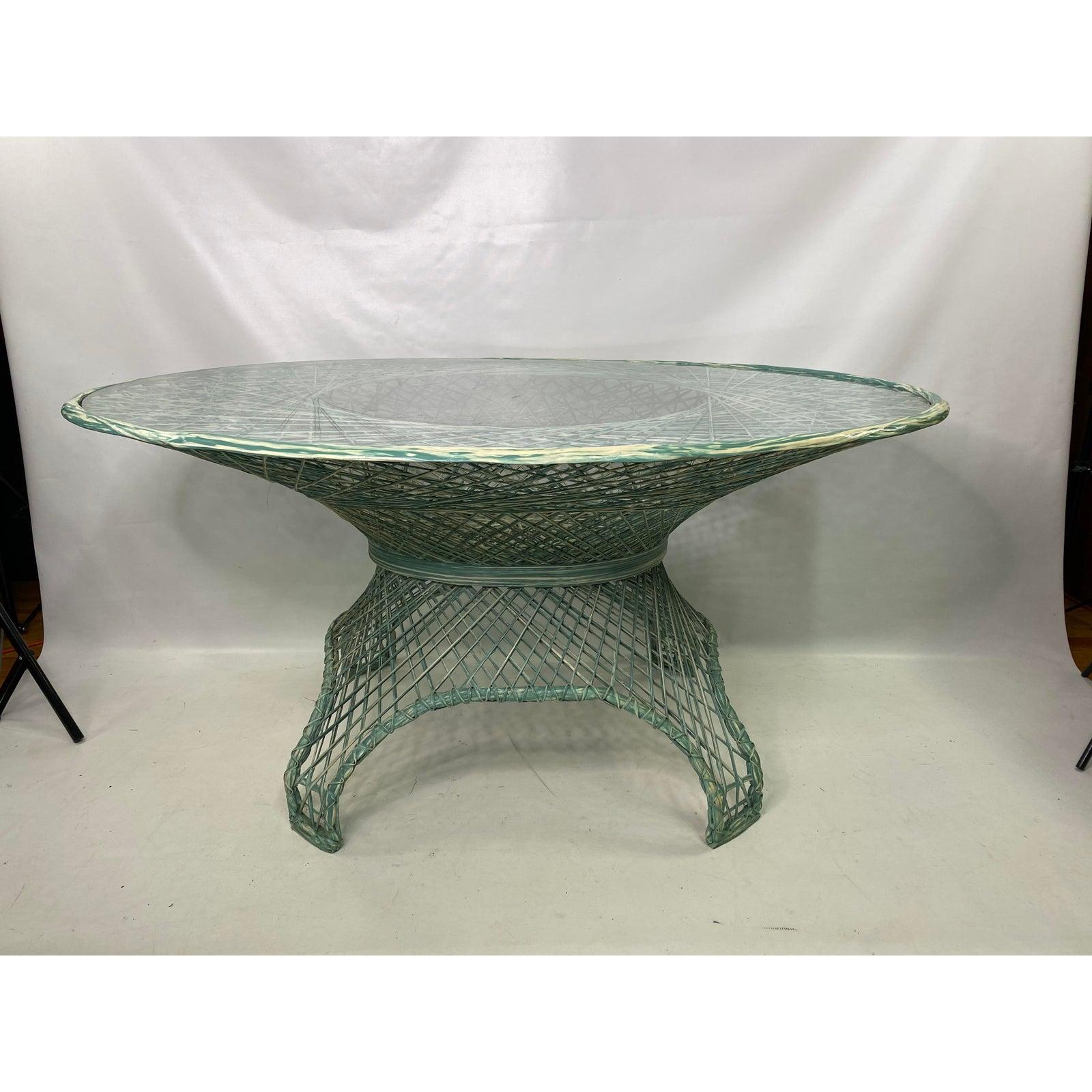 Table et chaises en fibre de verre filée vert/crème Russell Woodard - 6 pièces. La fibre de verre a une finition de type laque. Les chaises sont sur roulettes, la table ne l'est pas.

Chaises
Hauteur : 36 1/2