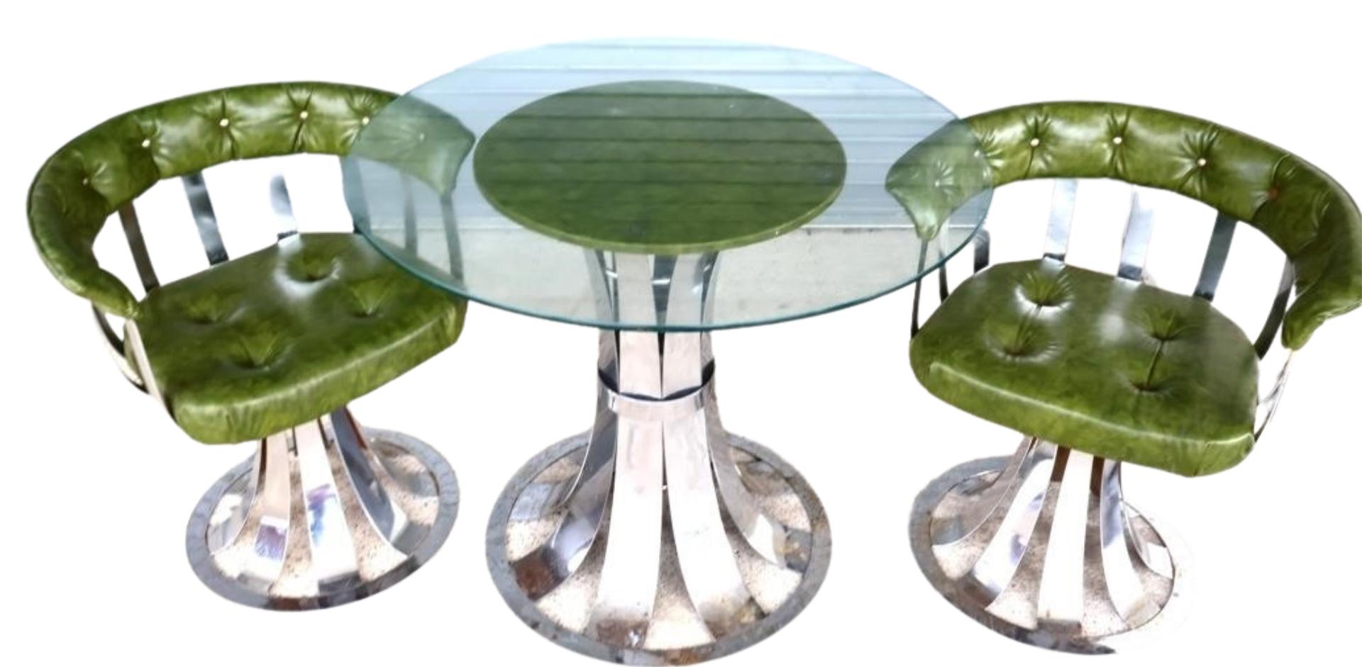 Un superbe ensemble de salle à manger moderne du milieu du siècle dans le style de Russell Woodard, comprenant une table sculpturale à plateau en verre sur base chromée et deux chaises pivotantes assorties. Ce design emblématique de l'ère spatiale