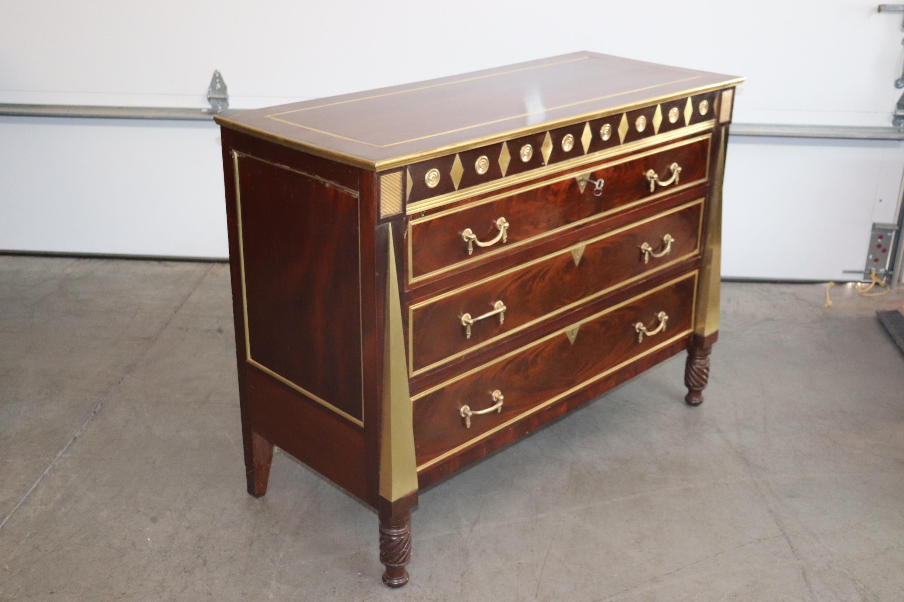 Seltene russische Kommode aus Mahagoni mit Intarsien aus Messing im Regency-Stil, um 1900 4