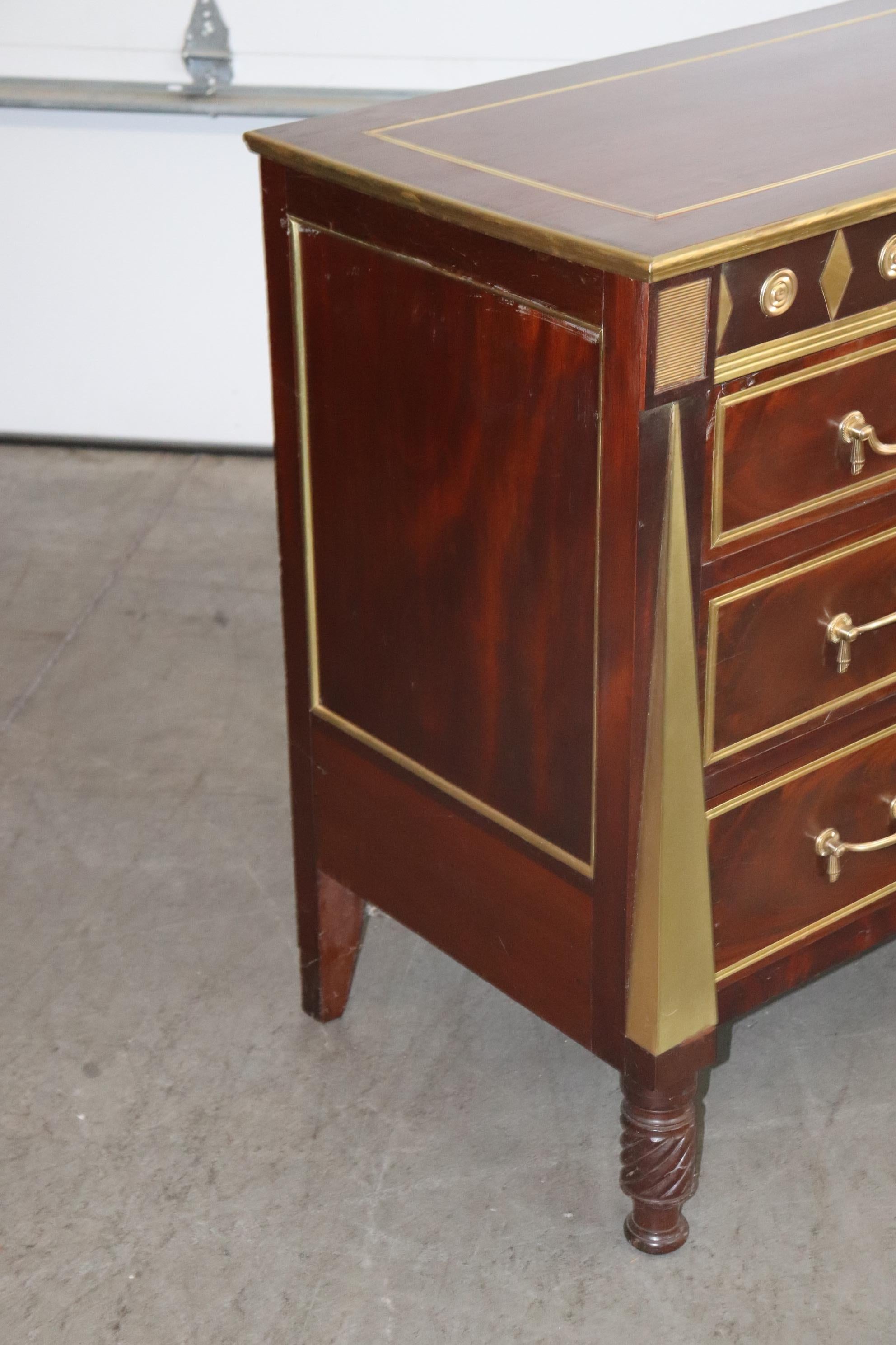 Seltene russische Kommode aus Mahagoni mit Intarsien aus Messing im Regency-Stil, um 1900 5