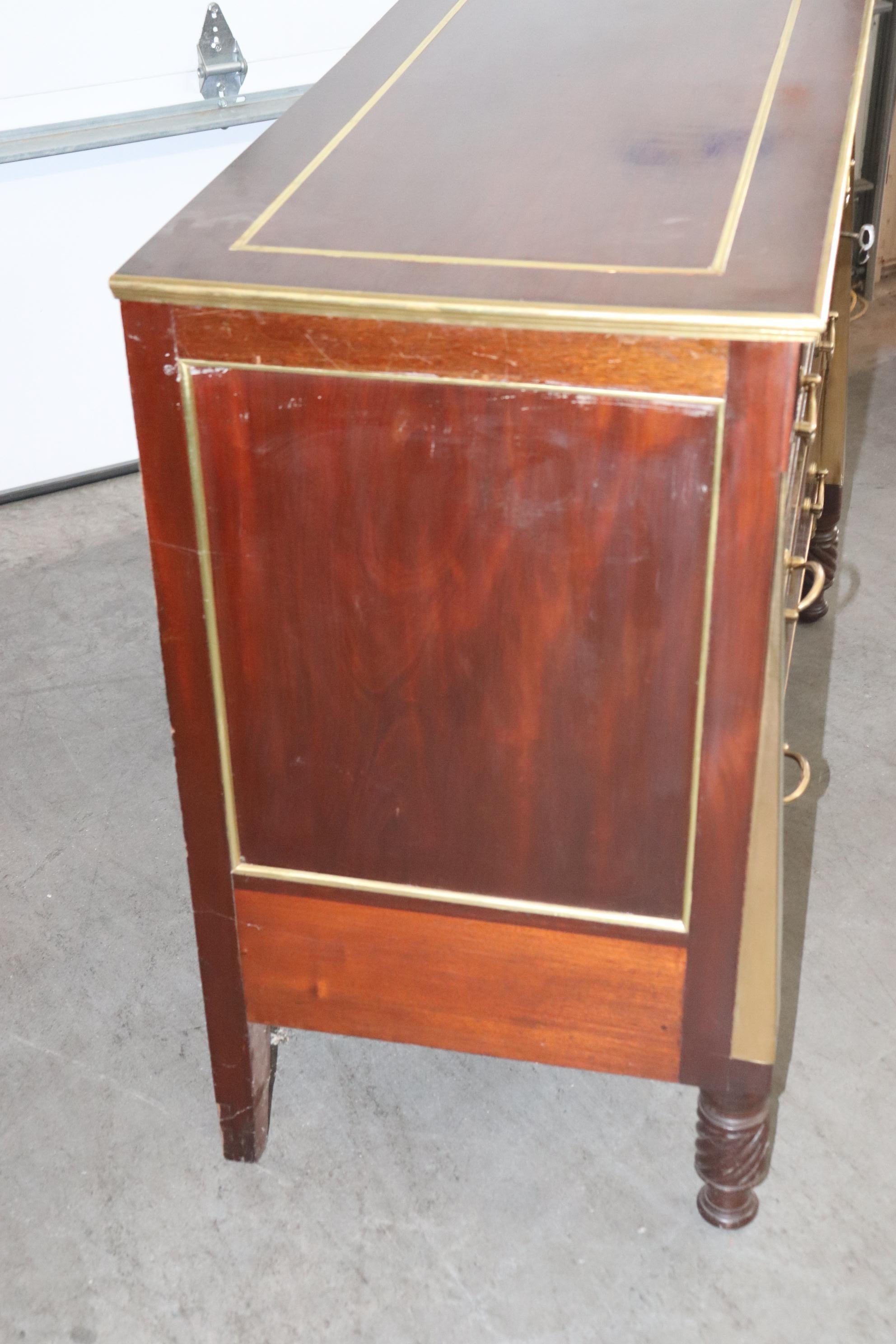 Seltene russische Kommode aus Mahagoni mit Intarsien aus Messing im Regency-Stil, um 1900 6