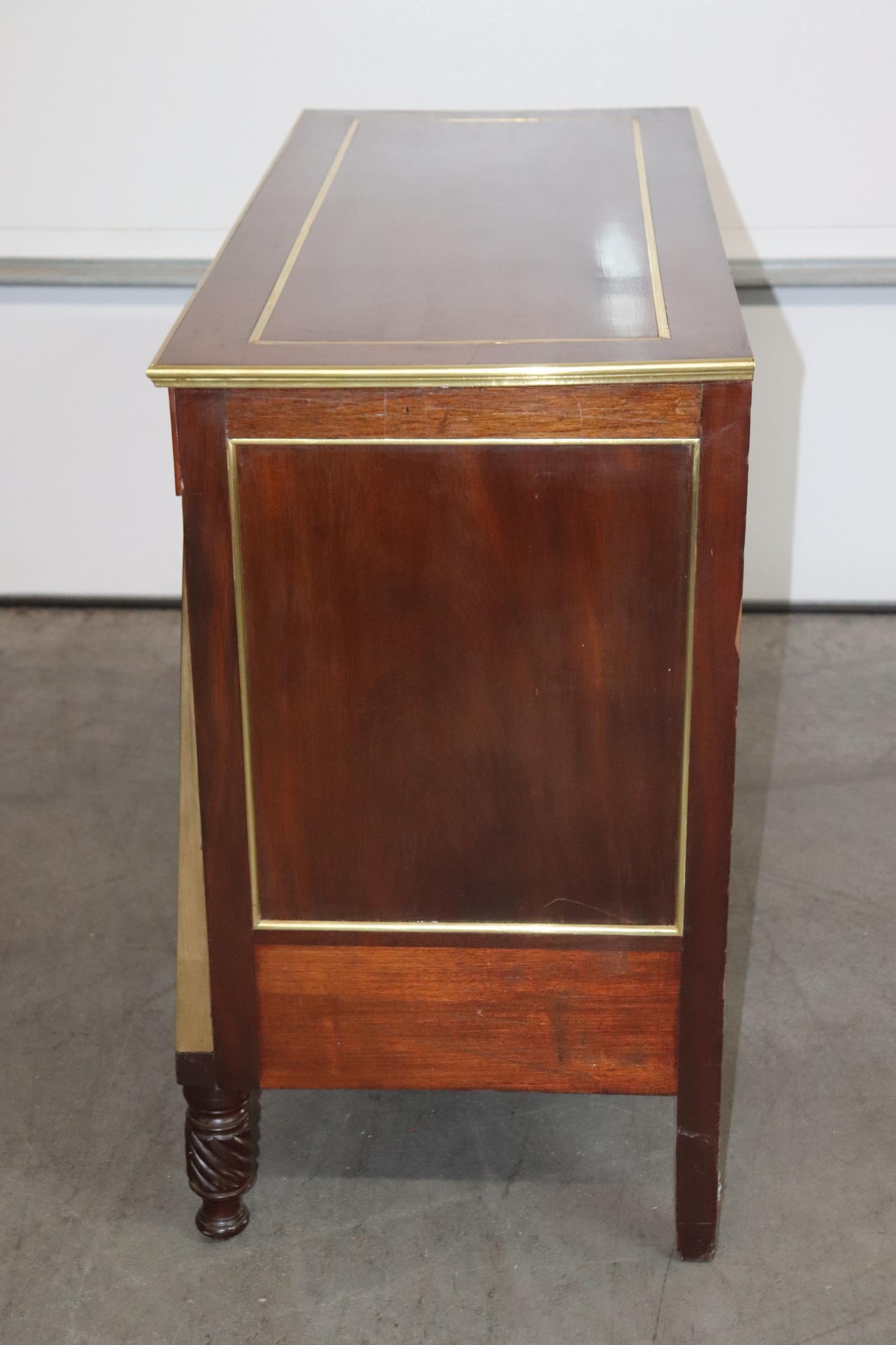 Seltene russische Kommode aus Mahagoni mit Intarsien aus Messing im Regency-Stil, um 1900 10