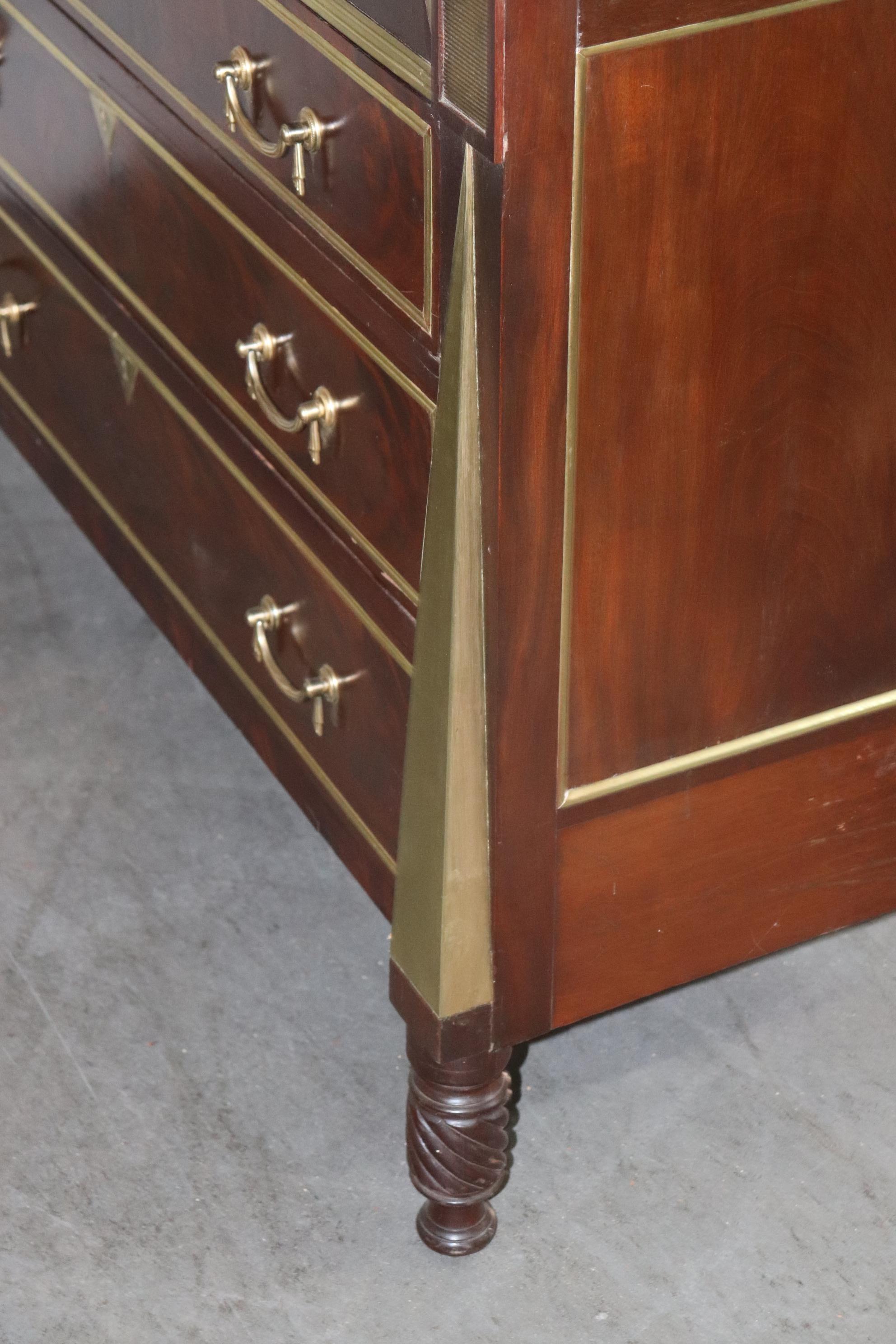 Seltene russische Kommode aus Mahagoni mit Intarsien aus Messing im Regency-Stil, um 1900 11