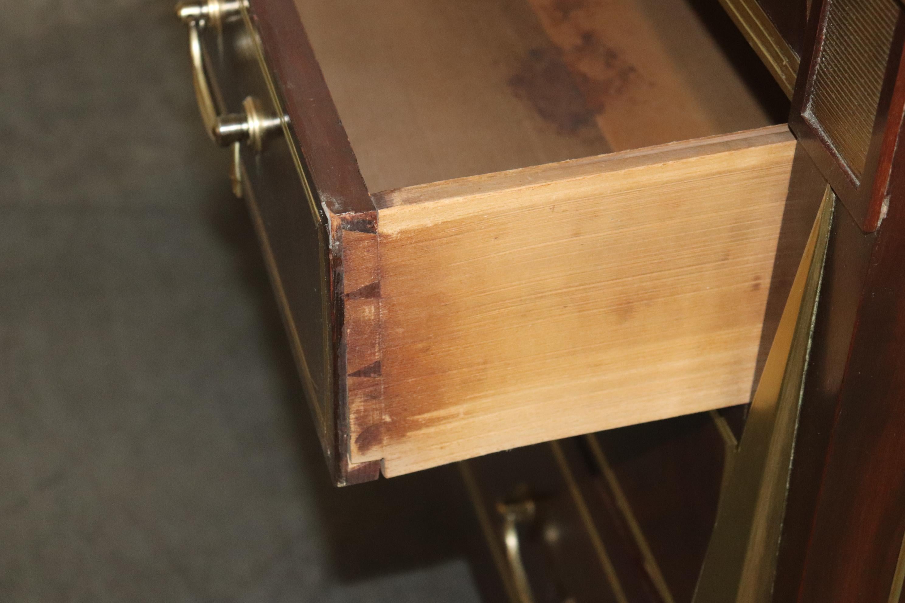 Seltene russische Kommode aus Mahagoni mit Intarsien aus Messing im Regency-Stil, um 1900 12