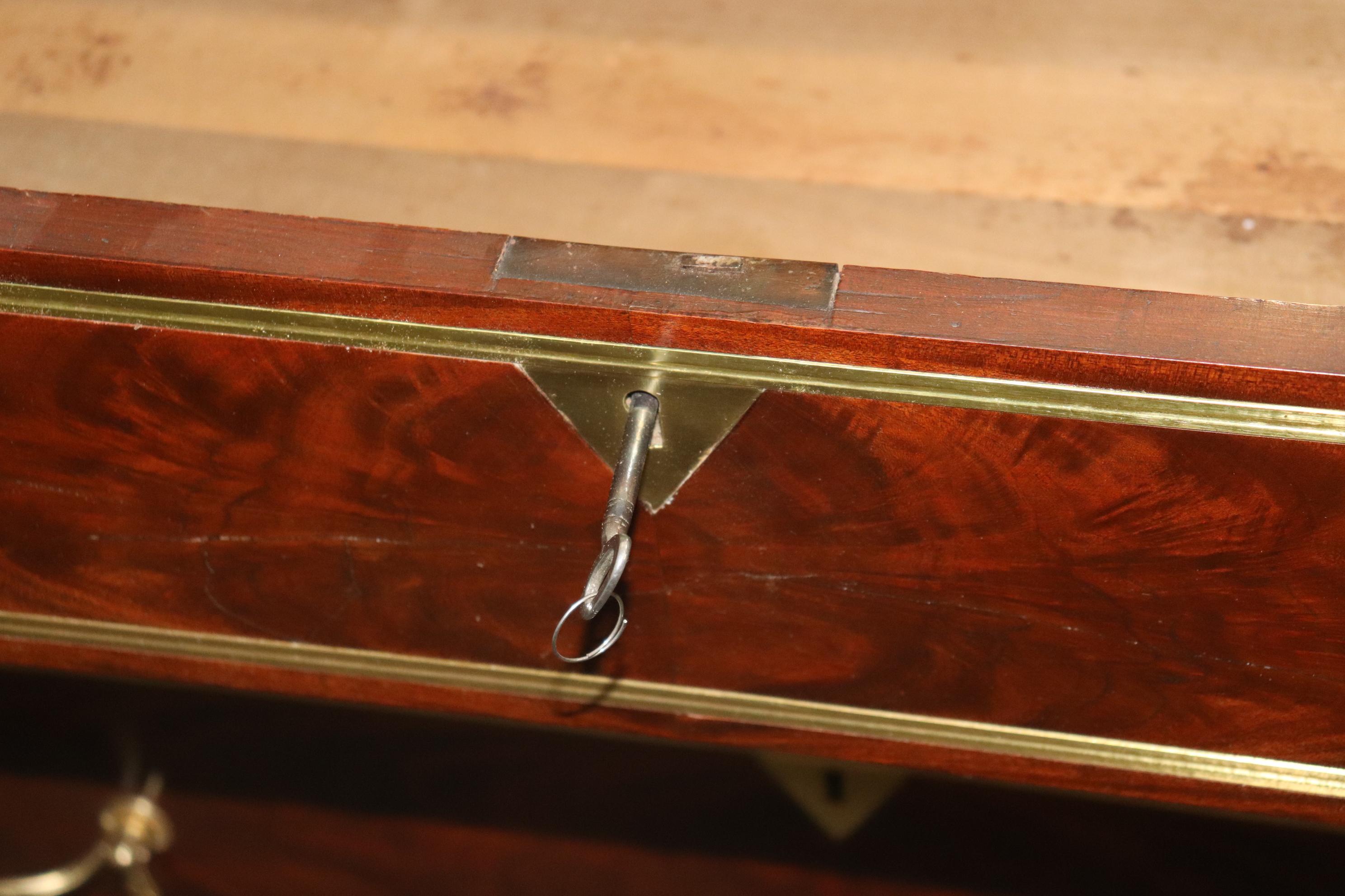 Seltene russische Kommode aus Mahagoni mit Intarsien aus Messing im Regency-Stil, um 1900 13
