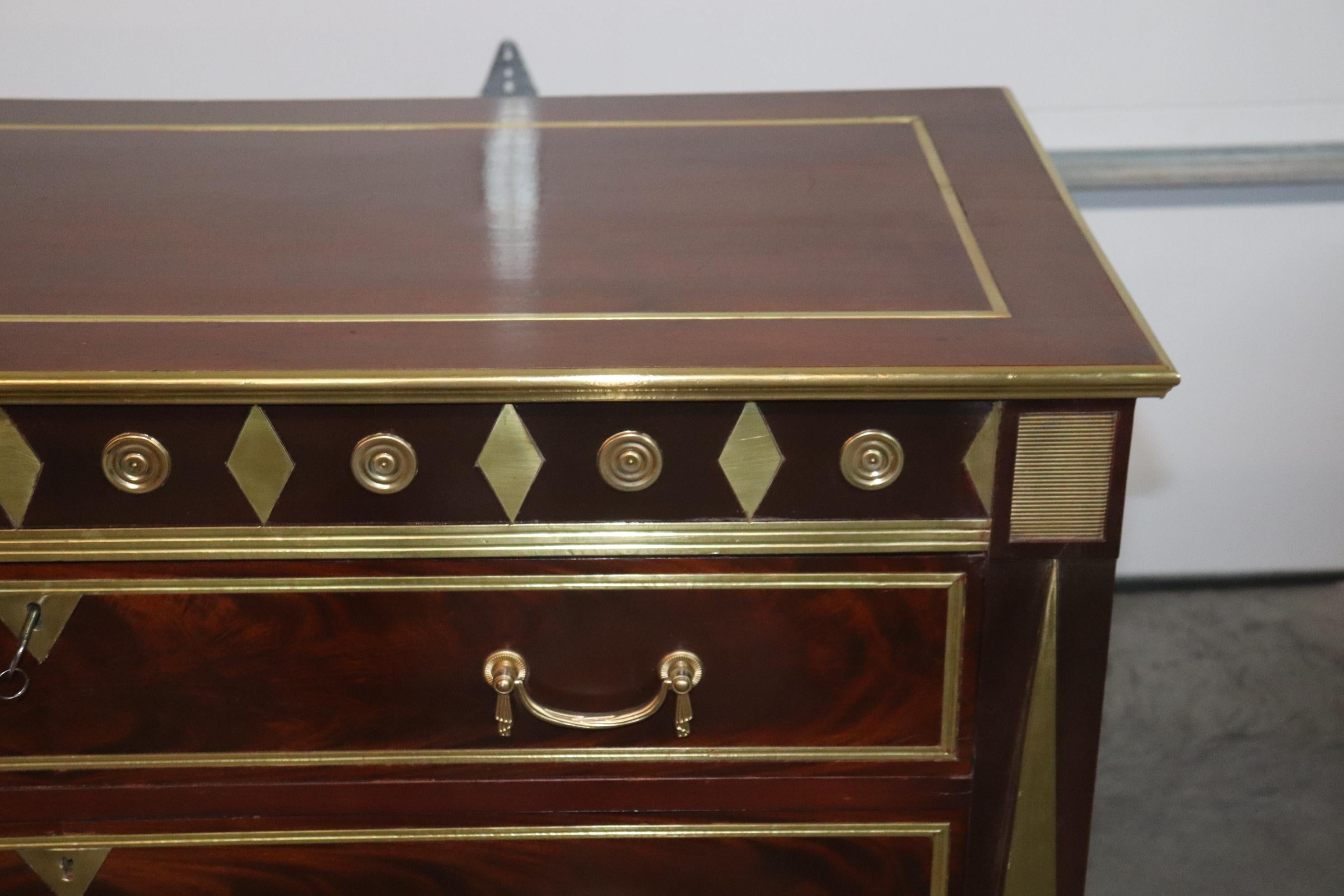 Seltene russische Kommode aus Mahagoni mit Intarsien aus Messing im Regency-Stil, um 1900 (Regency Revival)