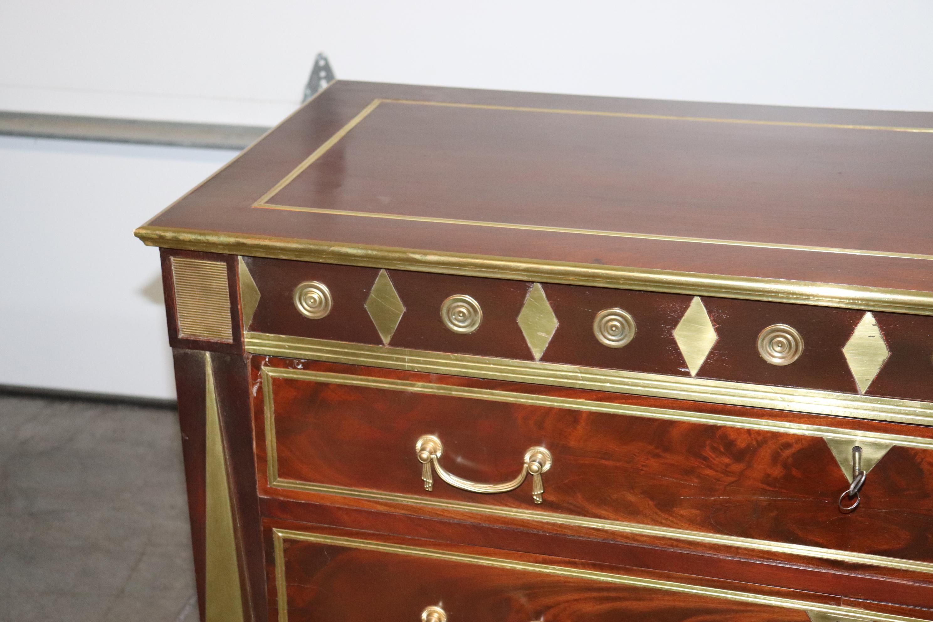 Seltene russische Kommode aus Mahagoni mit Intarsien aus Messing im Regency-Stil, um 1900 im Zustand „Gut“ in Swedesboro, NJ