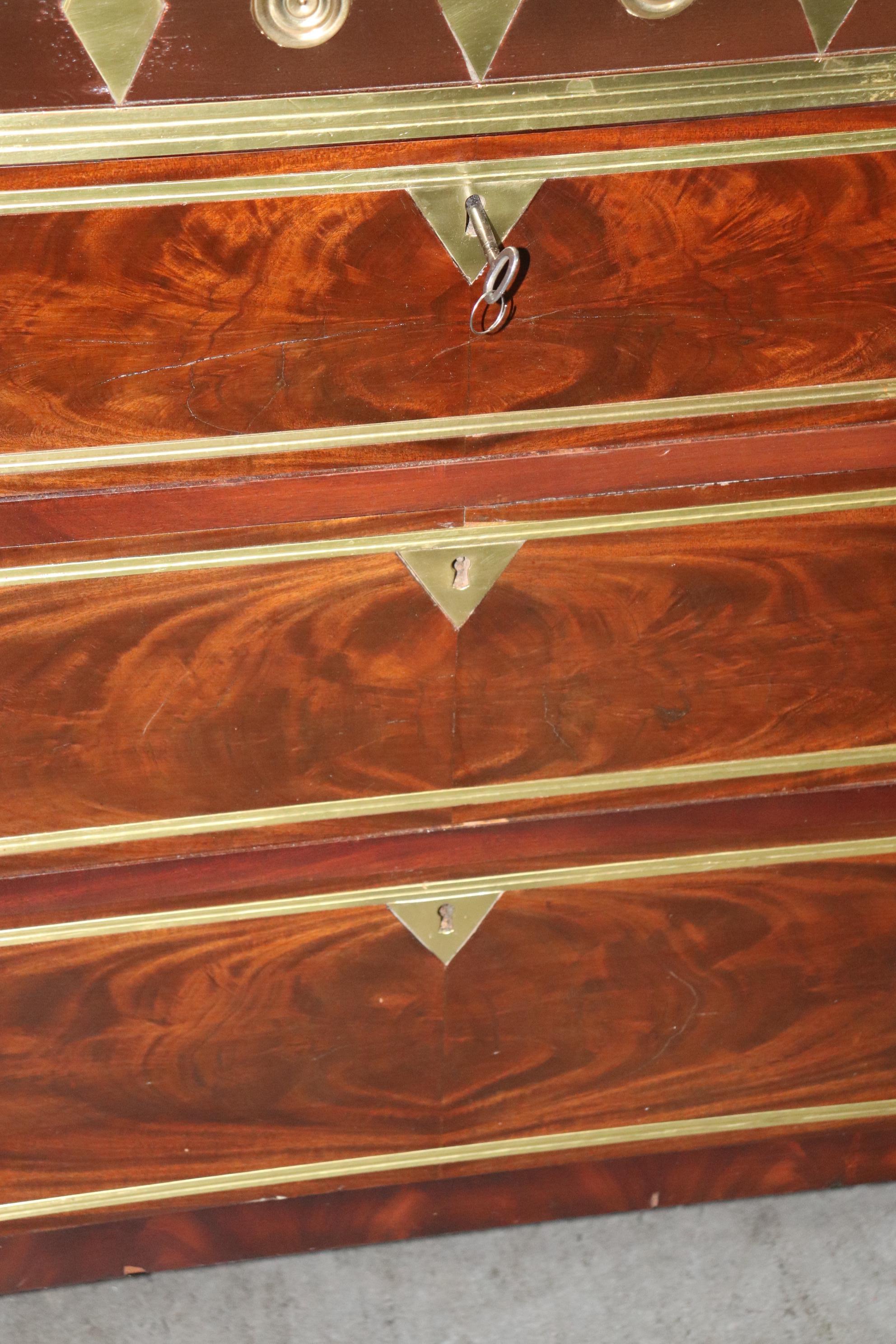 Seltene russische Kommode aus Mahagoni mit Intarsien aus Messing im Regency-Stil, um 1900 2