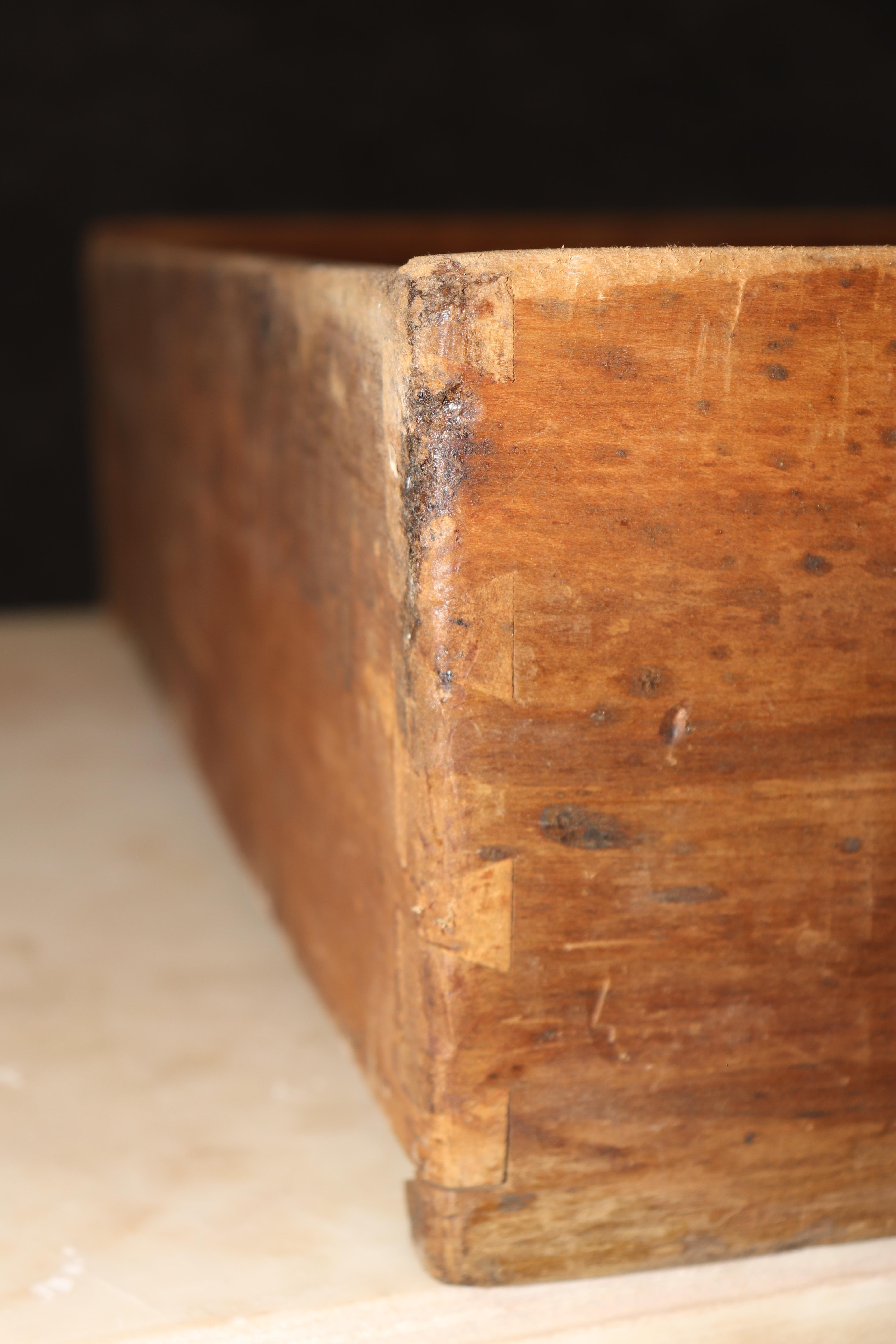 Rara commode russa dorata con piano in marmo e piede a zampa di mogano con intarsi in ottone in vendita 12