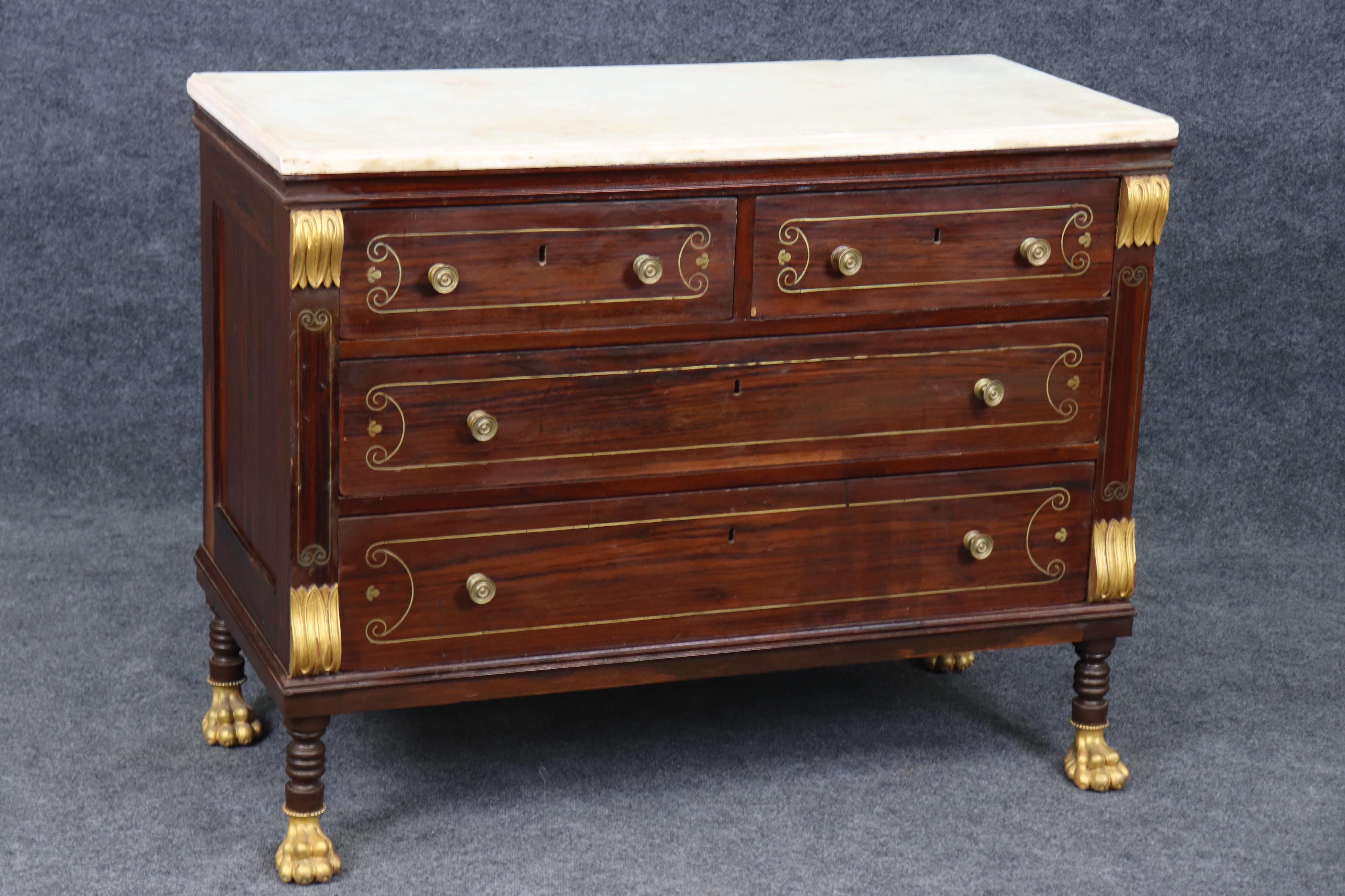 Si tratta di una rara commode russa del 1870 con piano in marmo. Il comodino è stato progettato secondo il gusto Regency e il design complessivo è molto regale e unico. Non ne vedrai un altro a breve. Il legno è mogano scuro con piedi a zampa dorati
