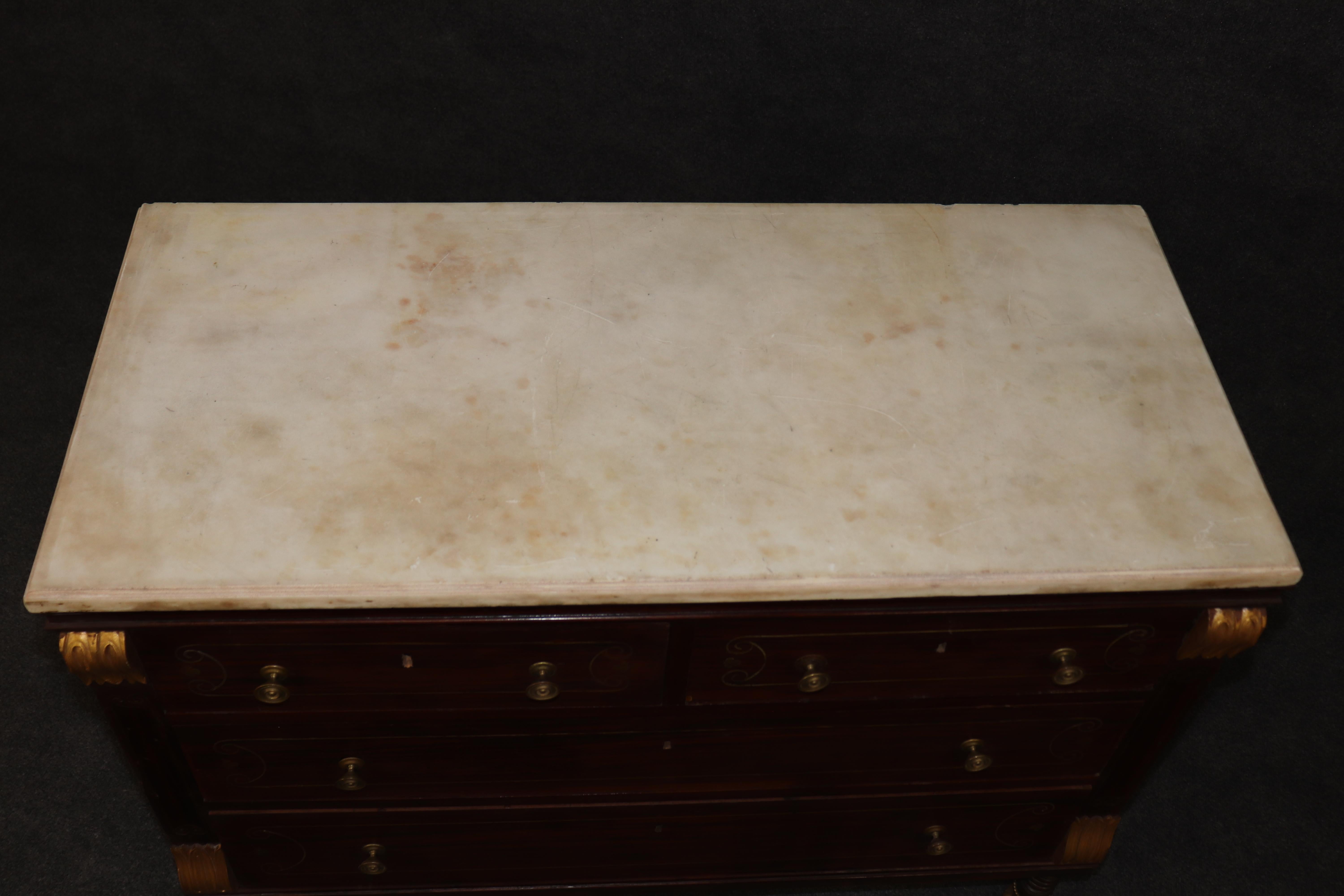 Rara commode russa dorata con piano in marmo e piede a zampa di mogano con intarsi in ottone in vendita 13