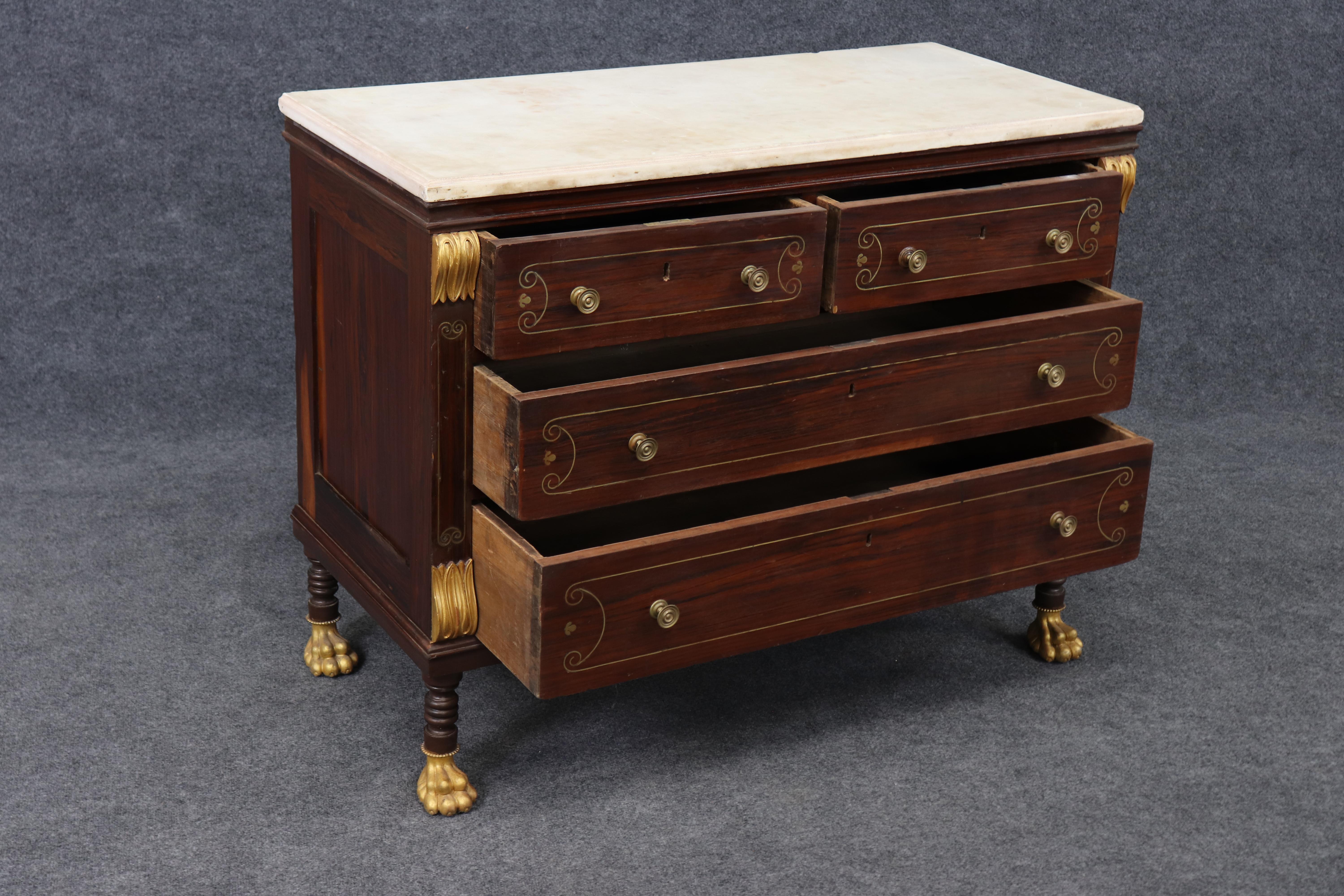 Regency Rara commode russa dorata con piano in marmo e piede a zampa di mogano con intarsi in ottone in vendita