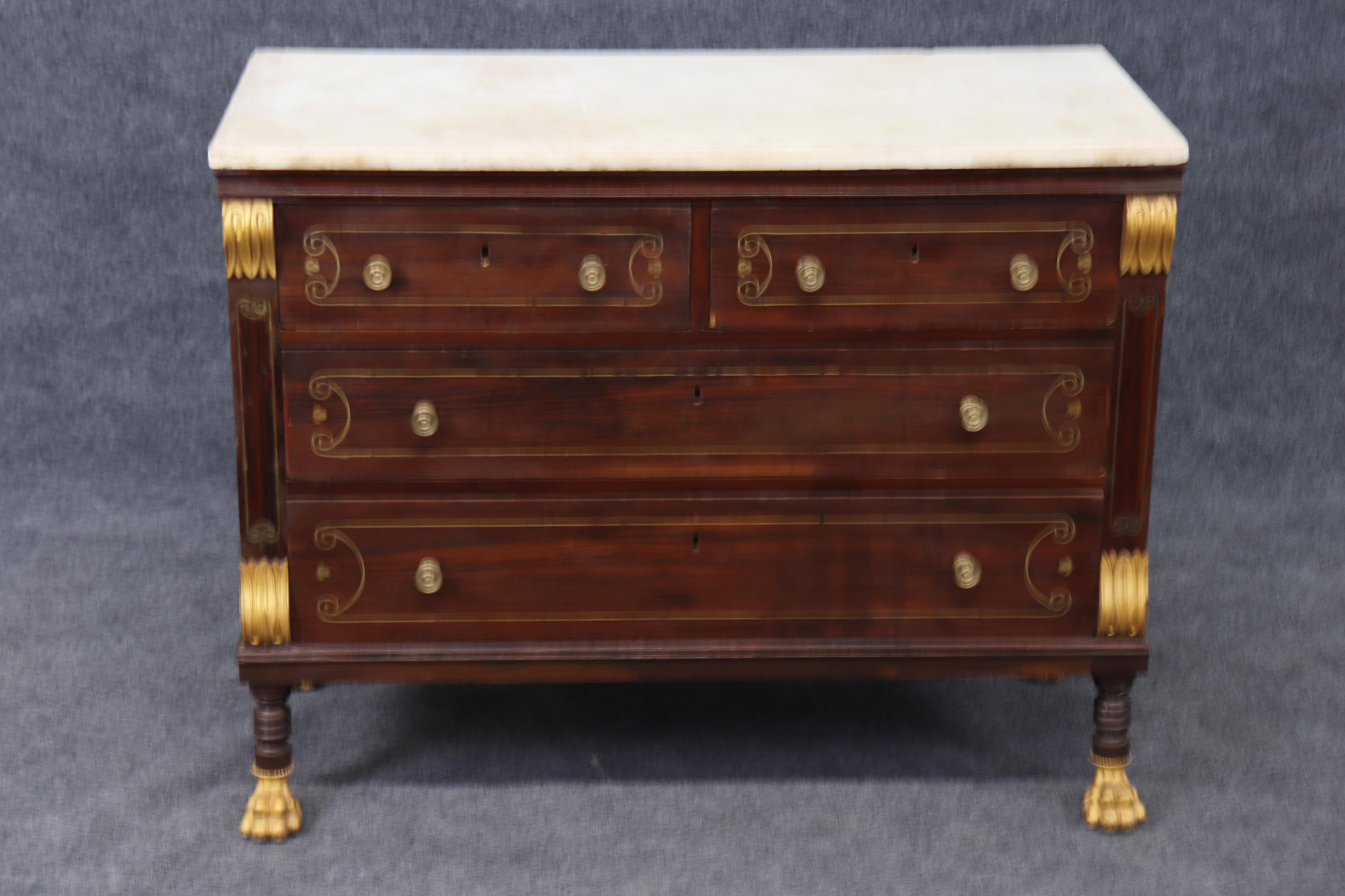 Russo Rara commode russa dorata con piano in marmo e piede a zampa di mogano con intarsi in ottone in vendita