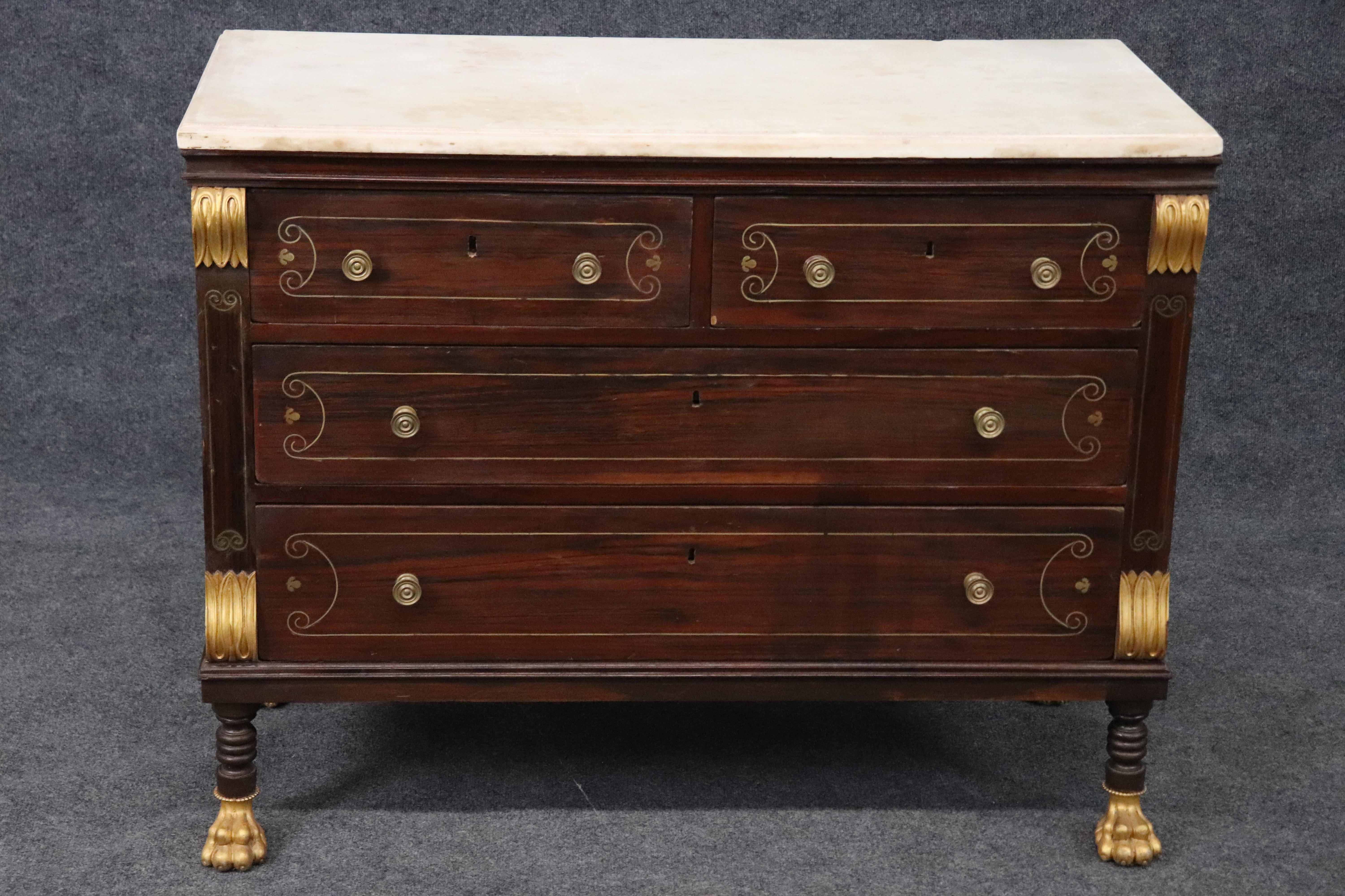 Rara commode russa dorata con piano in marmo e piede a zampa di mogano con intarsi in ottone In condizioni buone in vendita a Swedesboro, NJ