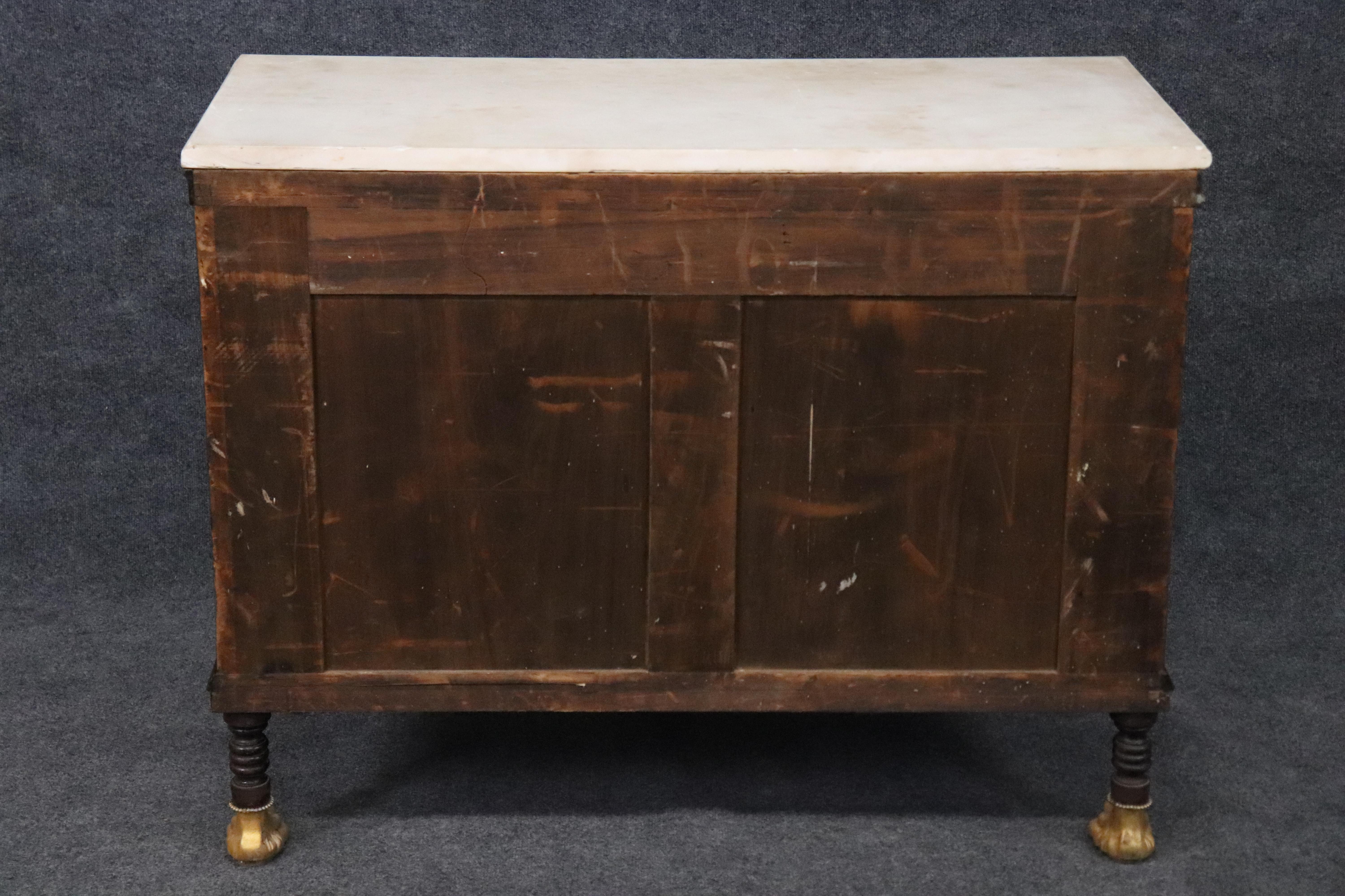 Ottone Rara commode russa dorata con piano in marmo e piede a zampa di mogano con intarsi in ottone in vendita