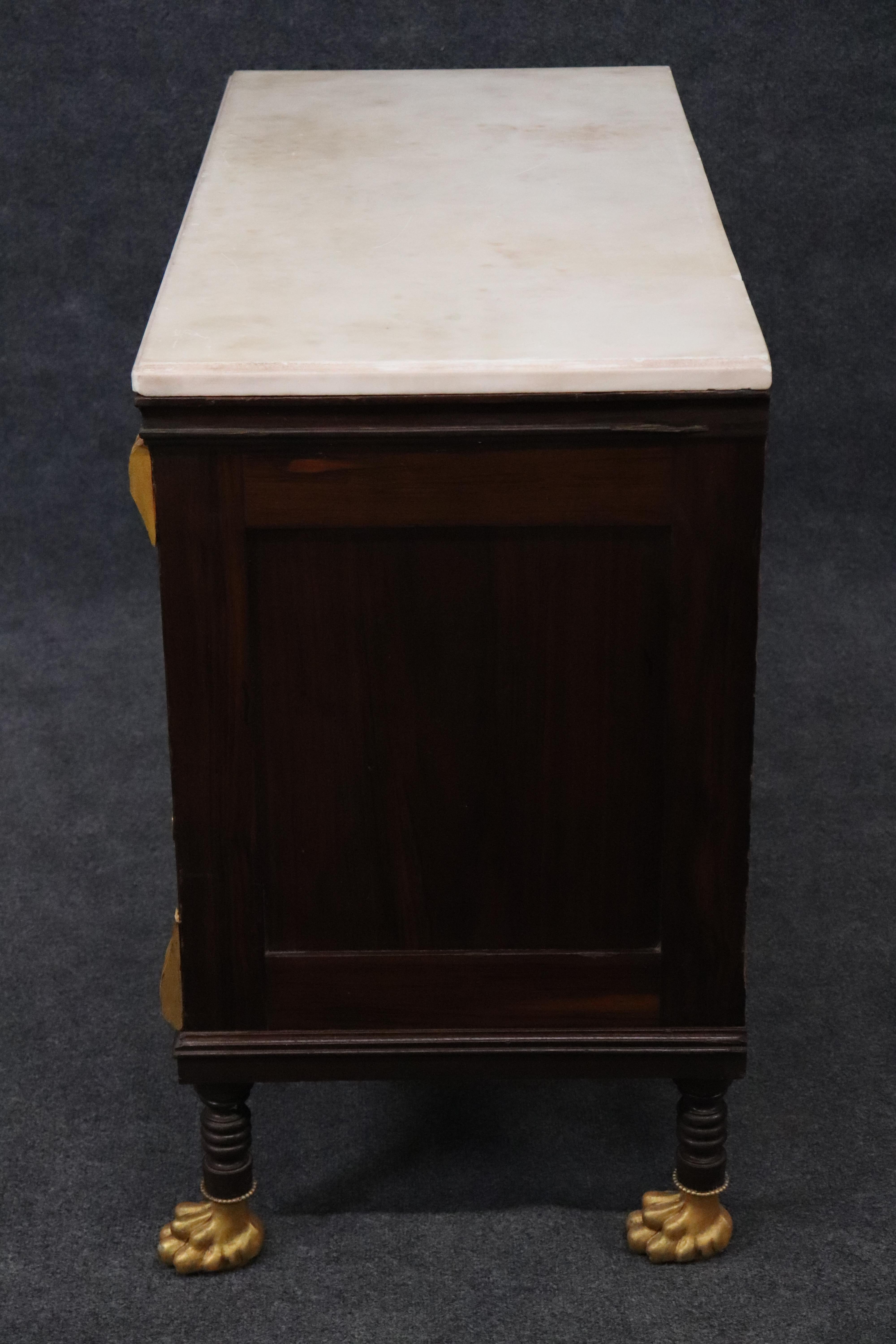 Rara commode russa dorata con piano in marmo e piede a zampa di mogano con intarsi in ottone in vendita 1
