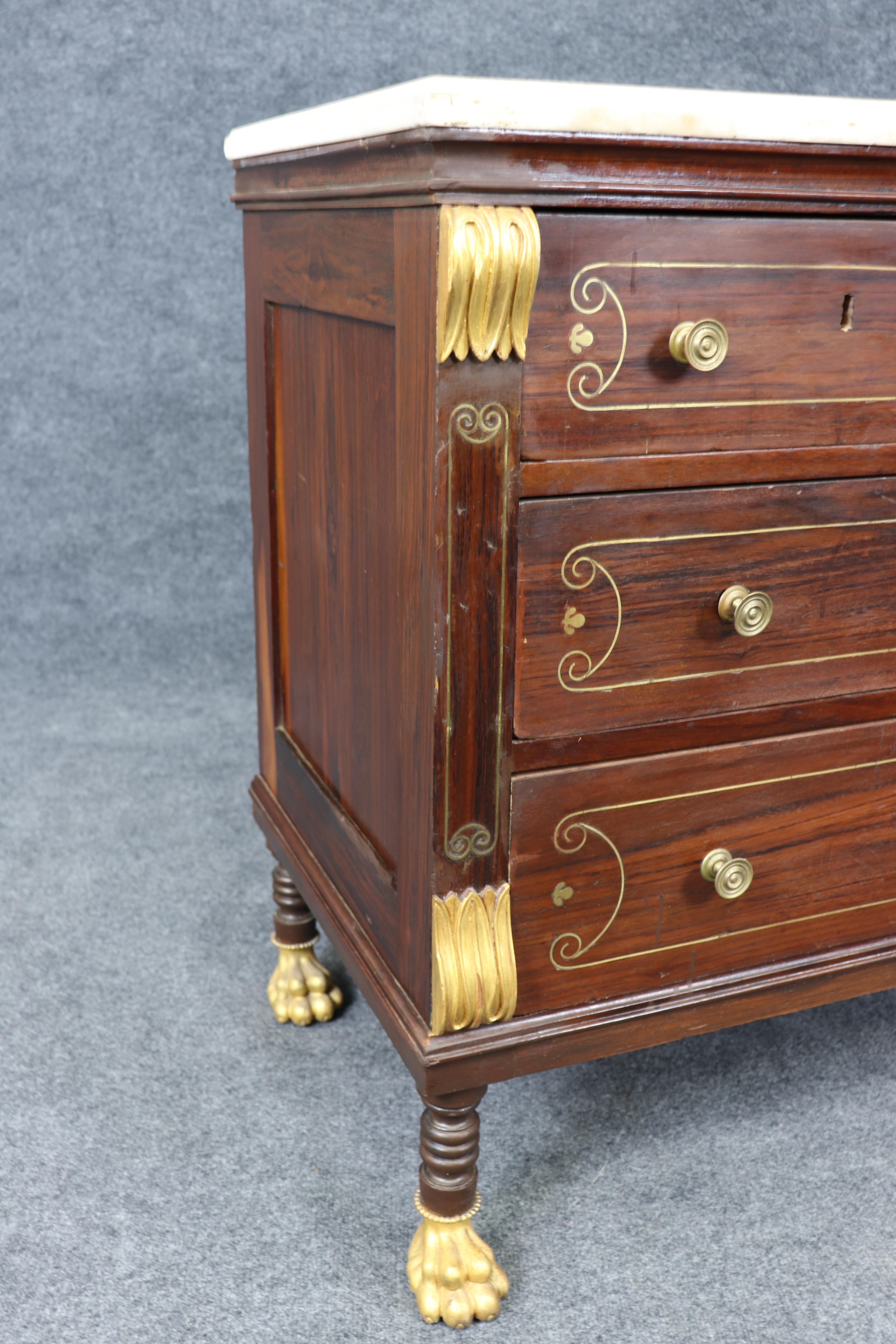 Rara commode russa dorata con piano in marmo e piede a zampa di mogano con intarsi in ottone in vendita 2