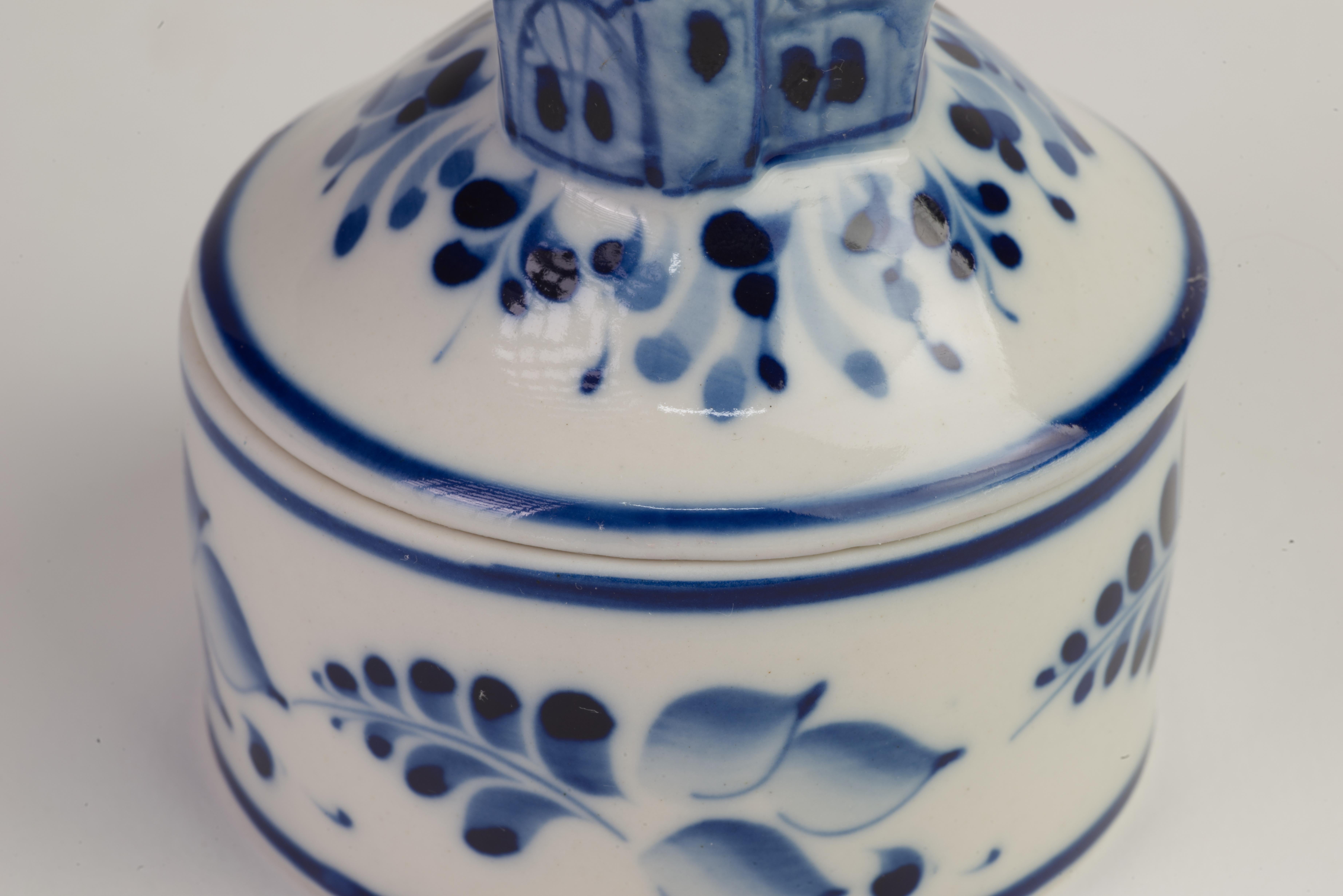 Rare Russian Gzhel Hand-painted Blue White Porcelain Church Trinket Box For Sale 4