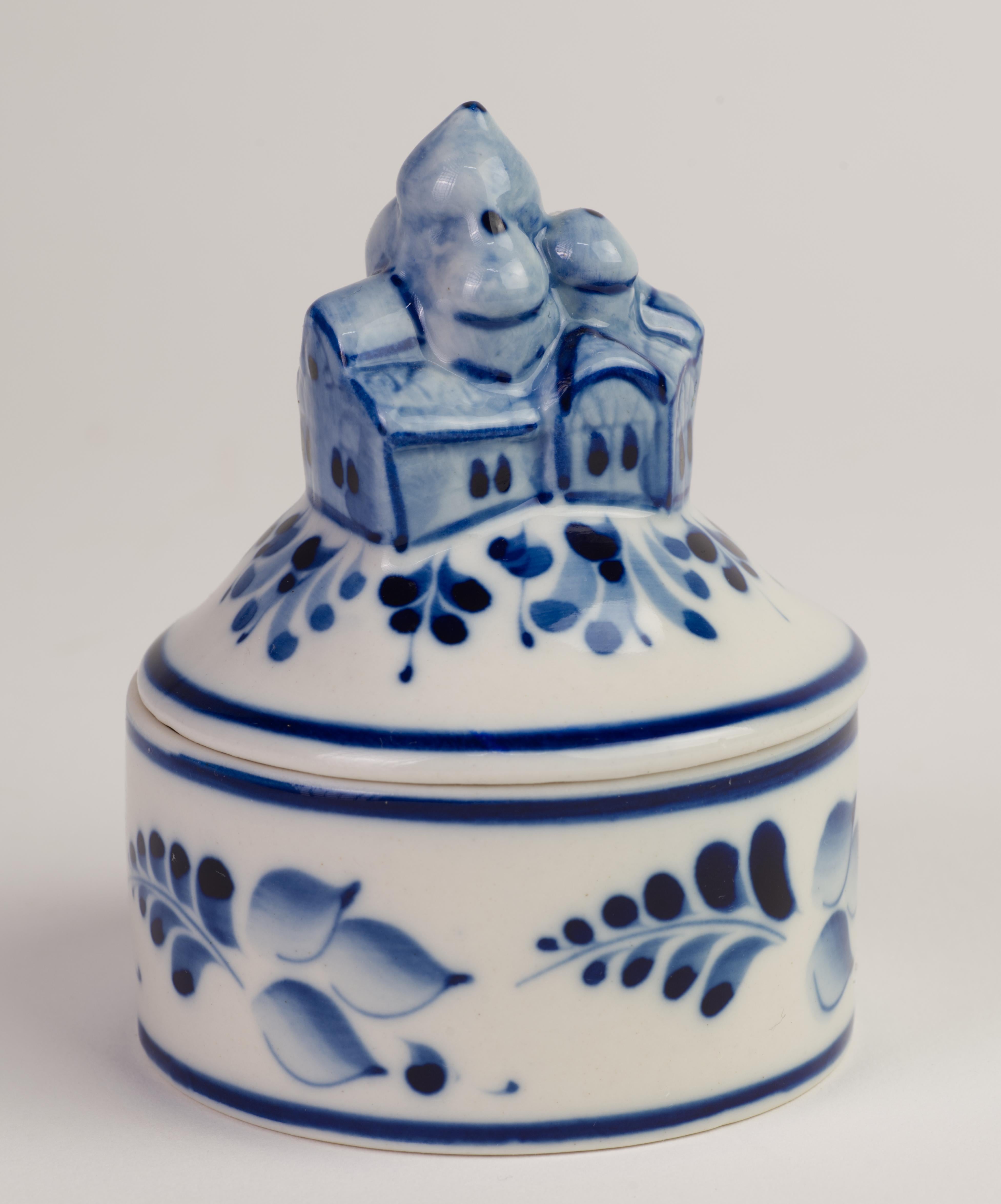 Rare Russian Gzhel Hand-painted Blue White Porcelain Church Trinket Box In Good Condition For Sale In Clifton Springs, NY