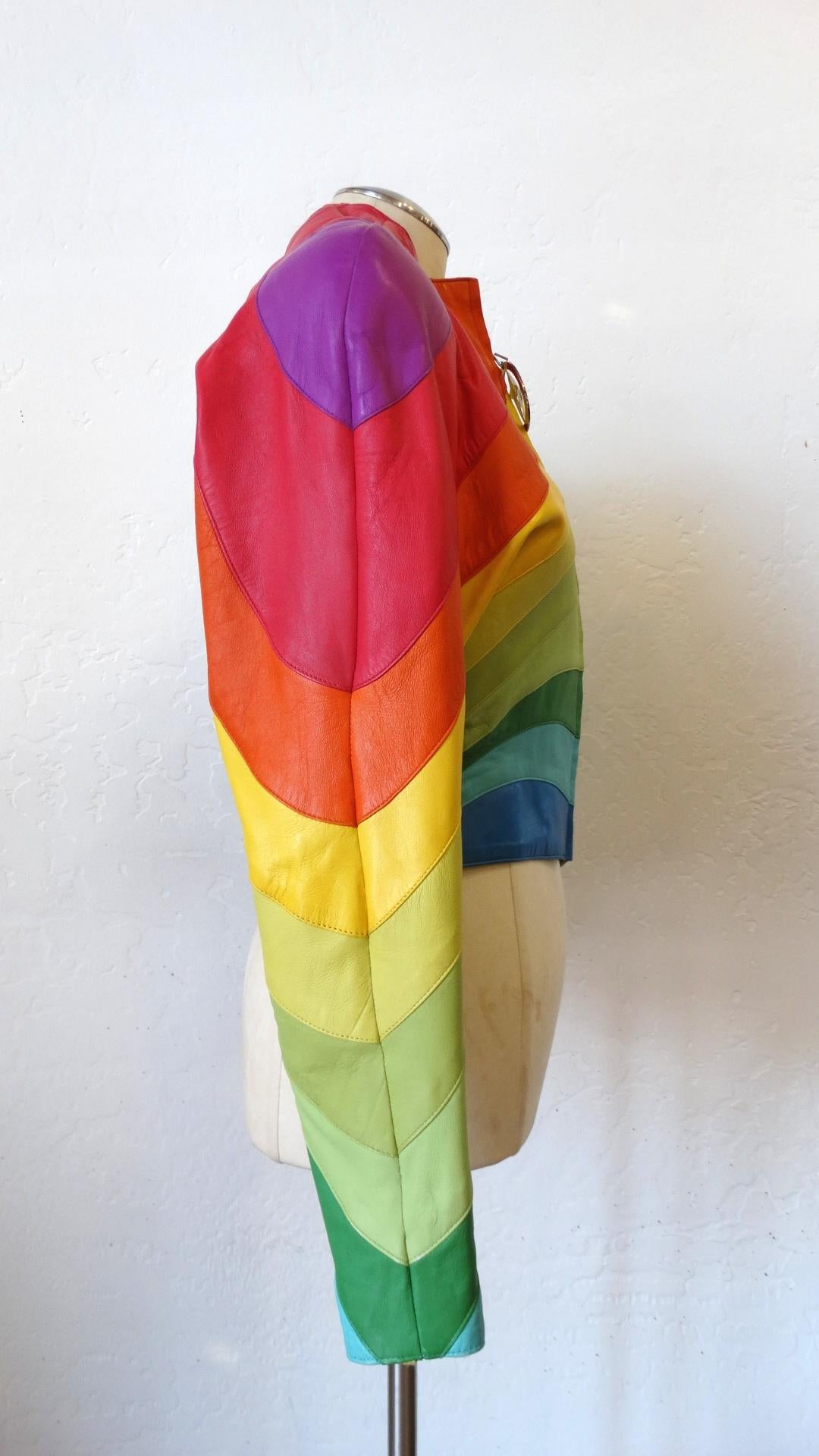 Un véritable trésor vintage ! Conçue par le seul et unique Thierry Muglar:: cette veste en cuir est issue de sa collection printemps/été et est un article très rare. Il présente un ourlet asymétrique:: des rayures arc-en-ciel diagonales et des