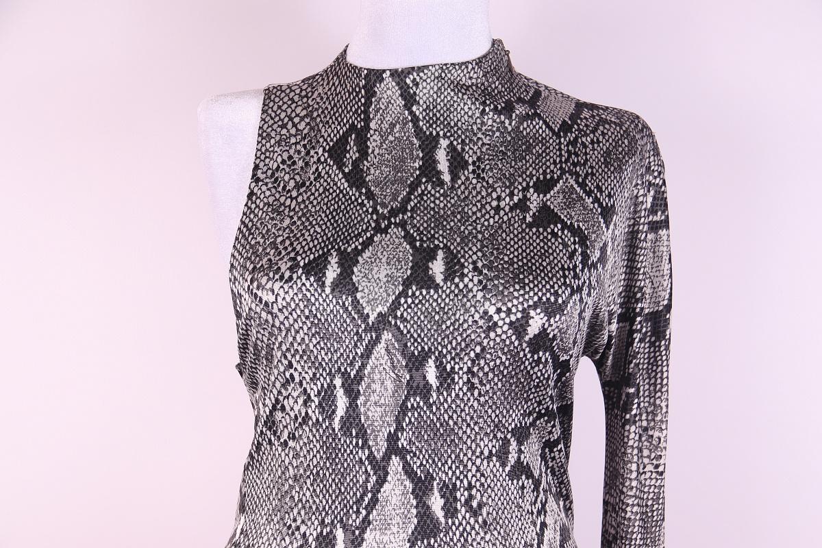 Rare! S/S 2000 Gucci by Tom Ford Grey Snake Print Asymmetric One Sleeve Dress
Gucci by Tom Ford
Designer: Tom Ford
Collection: Spring/Summer 2000 RTW
Made in Italy.
Model Caroline Ribeiro Designed by Tom Ford
AD CAMPAIGN: Cameron Diaz also wore this
