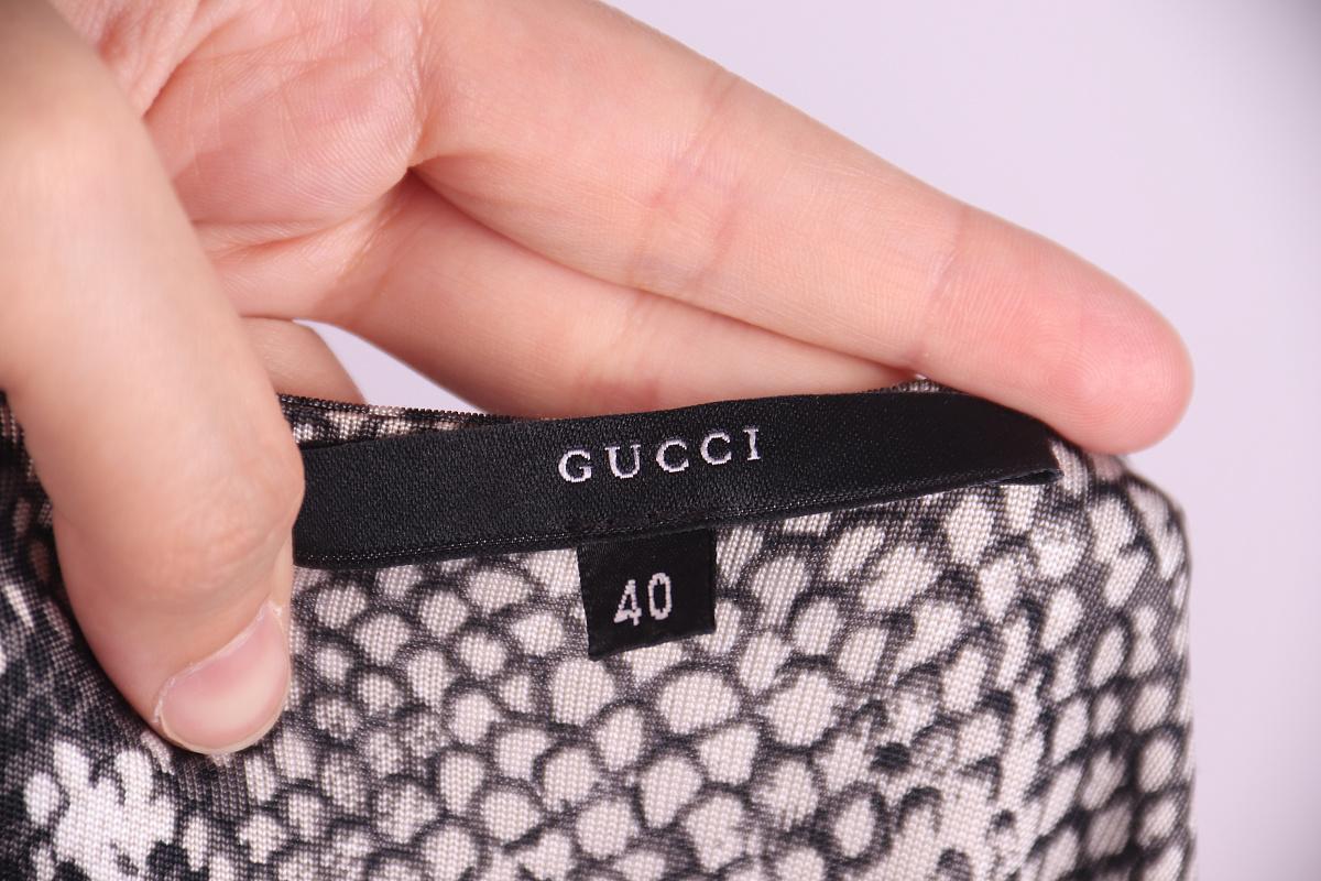 Rare! S/S 2000 Gucci by Tom Ford Grey Snake Print Asymmetric One Sleeve Dress In Good Condition For Sale In Алматинский Почтамт, KZ