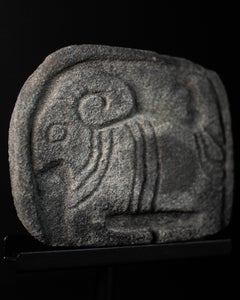 Rare plaque en pierre sabéenne représentant un bélier avec inscription au verso sur support