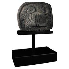 Rare plaque en pierre sabéenne représentant un bélier avec inscription au verso sur support
