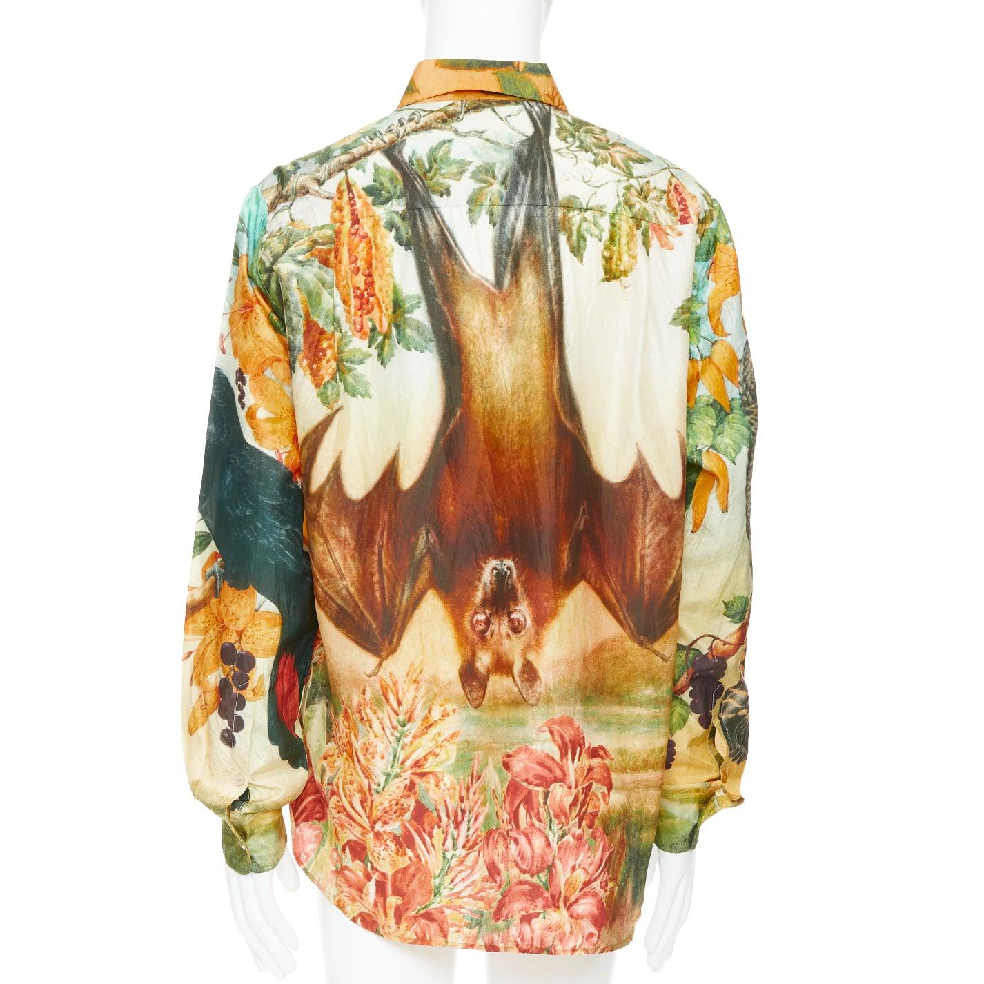 rara camicia SABYASACHI 100% seta pappagallo pipistrello animali misti stampa floreale EU42 XL
Riferimento: CNLE/A00421
Marchio: Sabyasachi
Materiale: Seta
Colore: Giallo, Multicolore
Modello: Floreale
Chiusura: bottone
Prodotto in:
