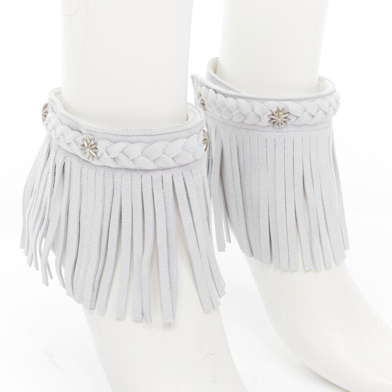 Rare SACAI grey Western cowbody star stud braided fringe trimmed ankle strap
Reference: ANWU/A00110
Brand: Sacai
Designer: Chitose Abe
Material: Suede
Color: Grey
Pattern: Solid
Closure: Magic Tape
Extra Details: Magic tape