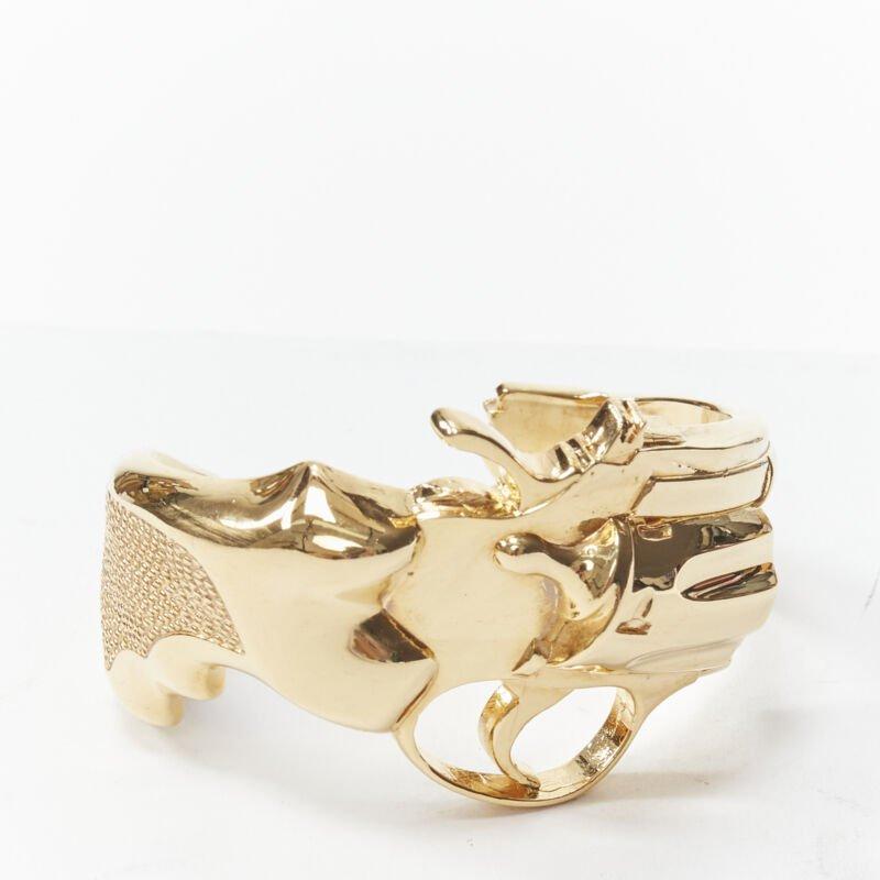 rare SAINT LAURENT 2014 Hedi Slimane Revolver Pistolver Gun bracelet en laiton doré
Référence : TGAS/B01802
Marque : Saint Laurent
Designer : Hedi Slimane
Modèle : Manchette de pistolet
Collectional : 2014 - Défilé
Matériau : Laiton
Couleur :