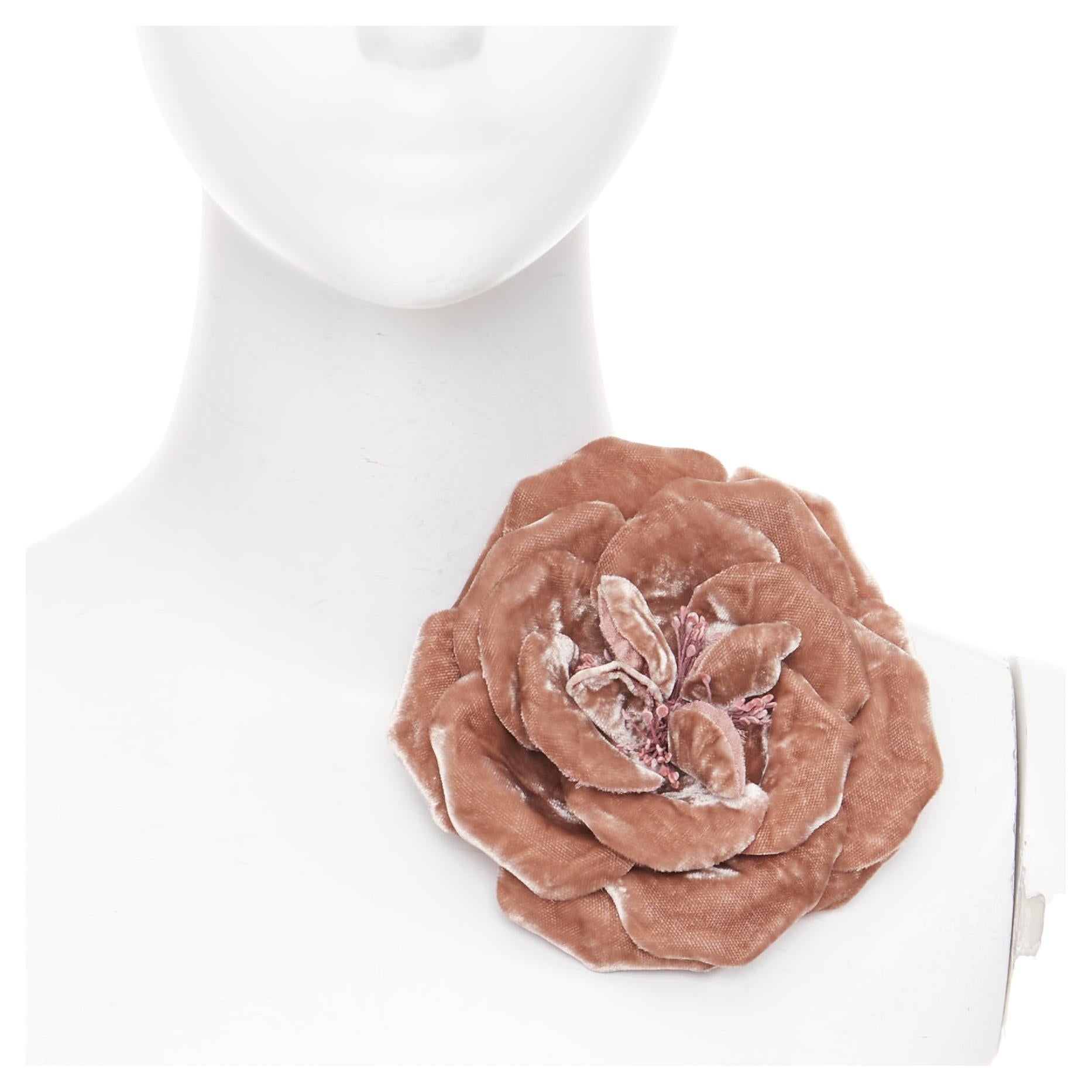 rare SAINT LAURENT 2022 Grande broche fleur de Wild Rose rose en velours écrasé
