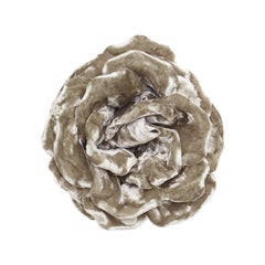 Rare broche SAINT LAURENT 2022 Grande fleur Wild Rose en velours gris clair